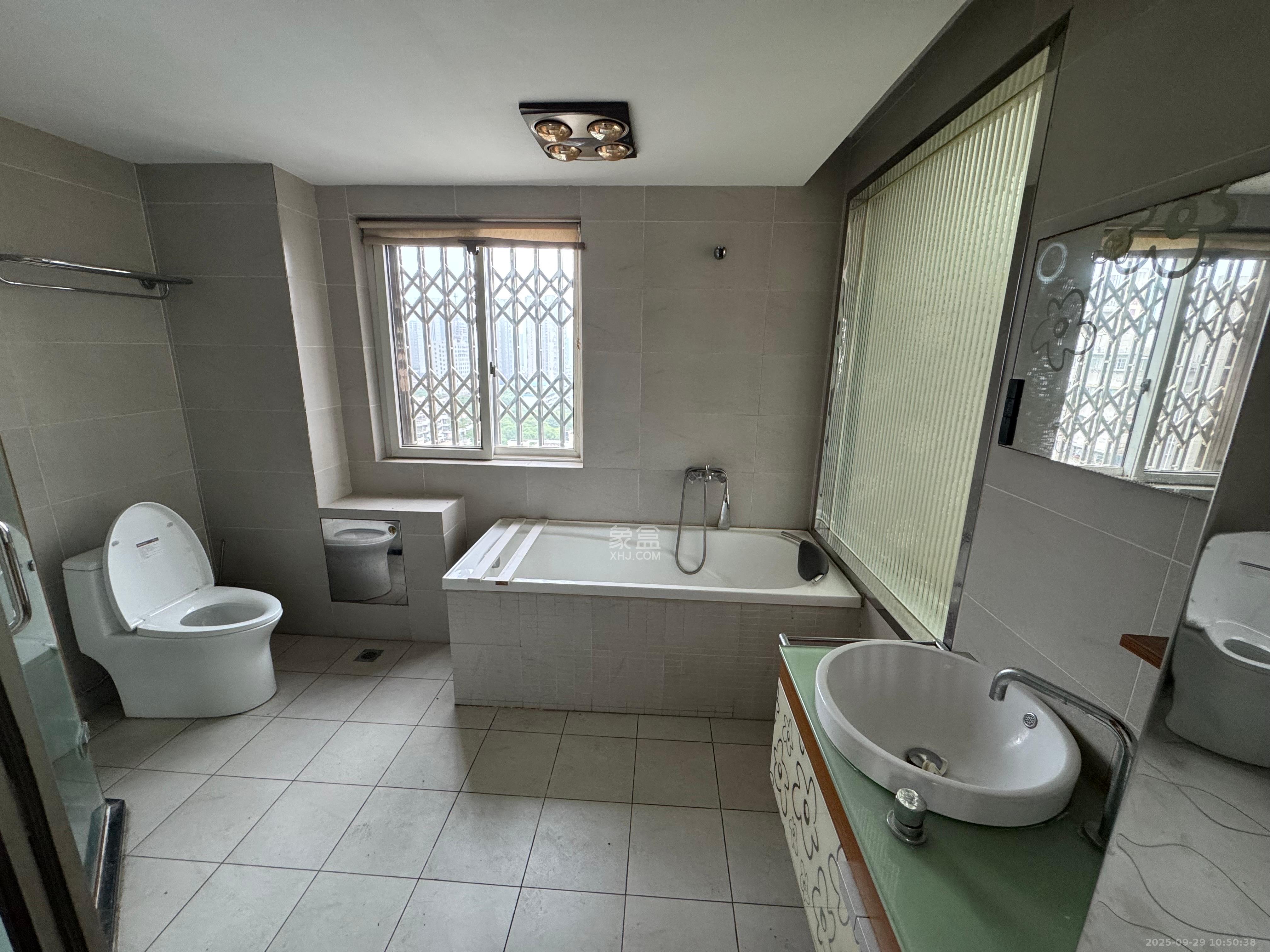 丽景新贵 4室2厅2卫 4500.0元/月 丽景新贵 4室2厅2卫 4500.0元/月室内图