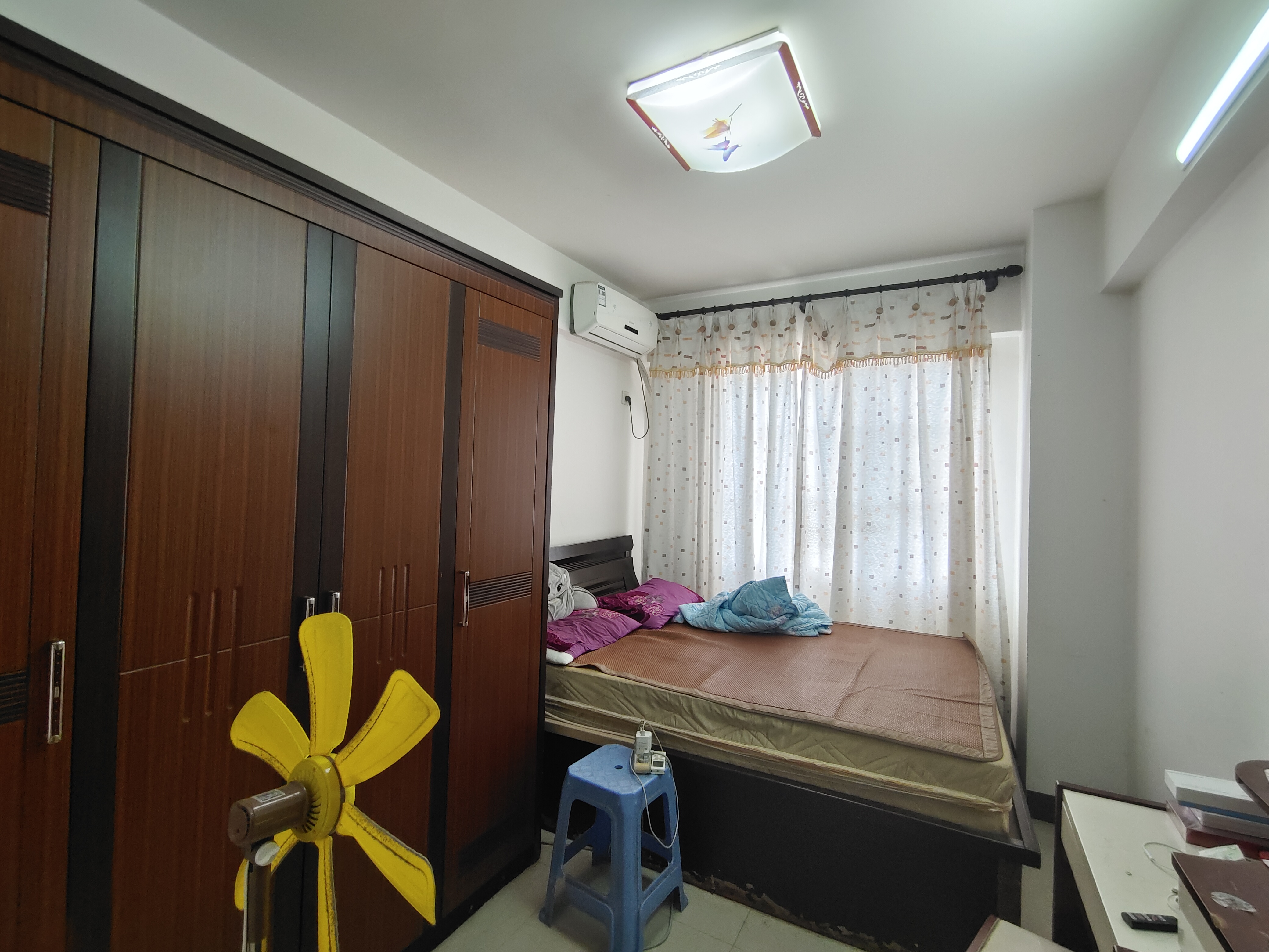 金山小区  3室1厅1卫    109.0万客厅