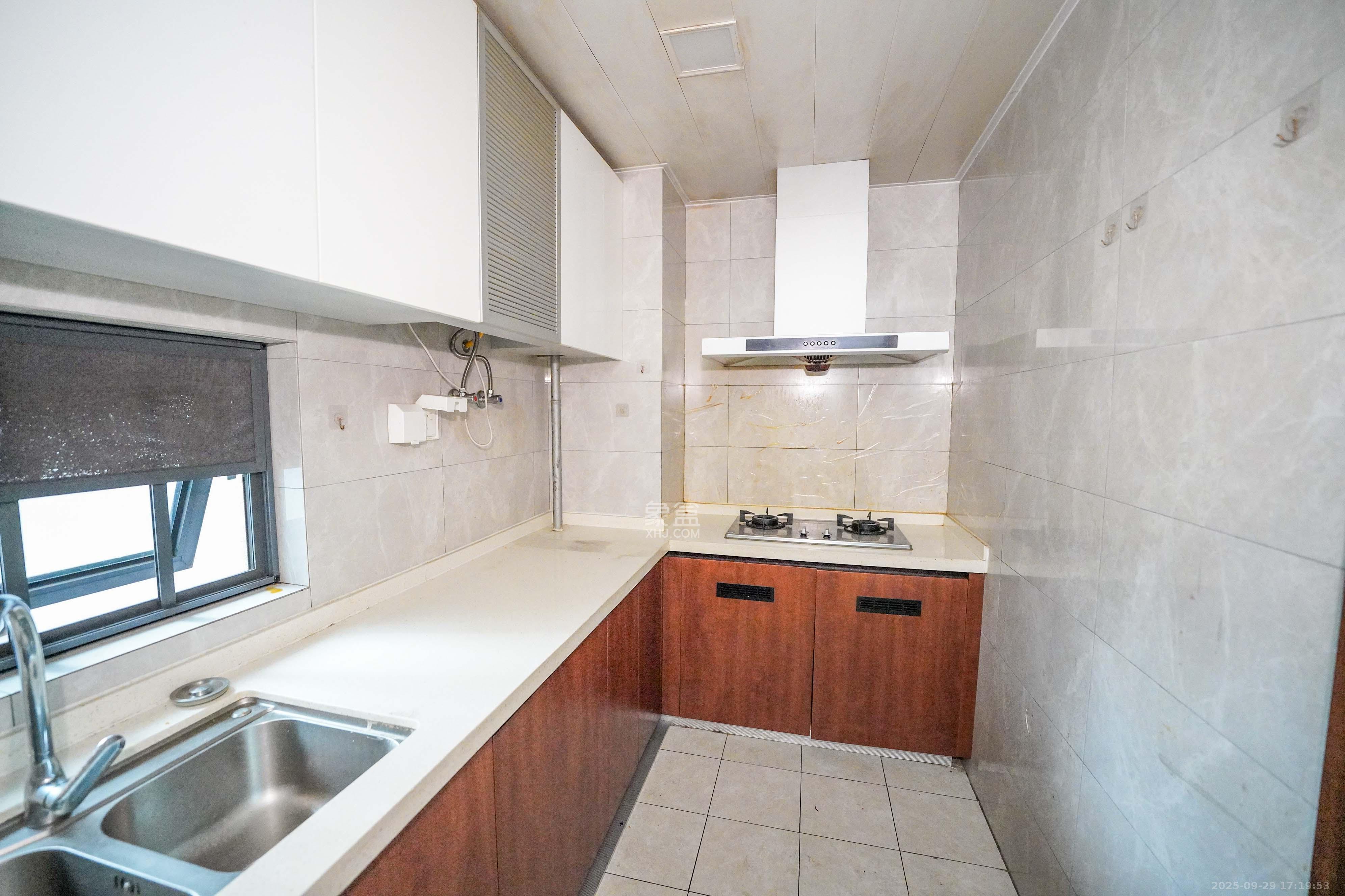 汇金城/嘉华城(二期、三期) 3室2厅2卫 115.0万 汇金城/嘉华城(二期、三期) 3室2厅2卫 115.0万厨房