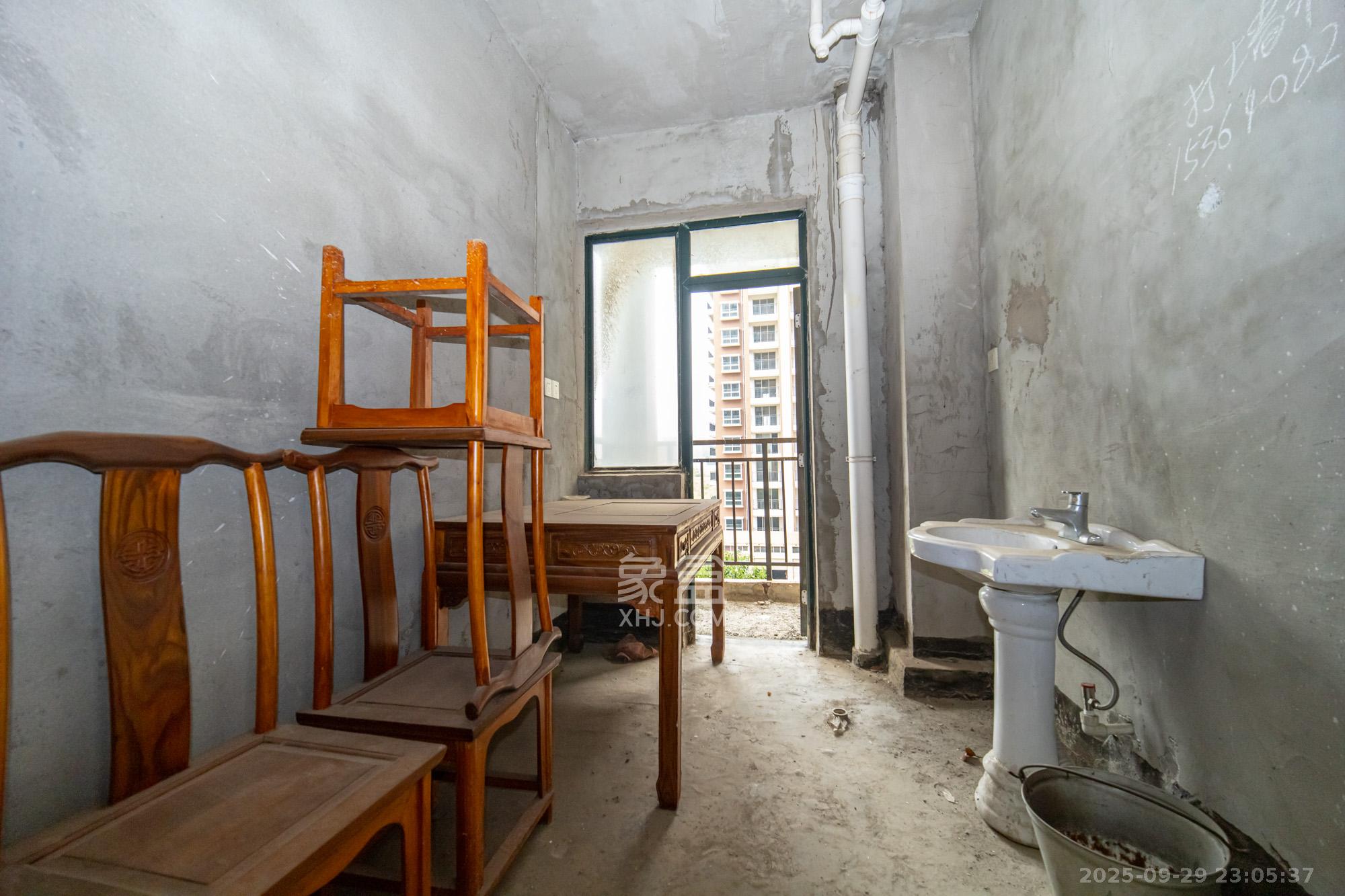 银盘鑫城  4室2厅2卫    72.8万厨房