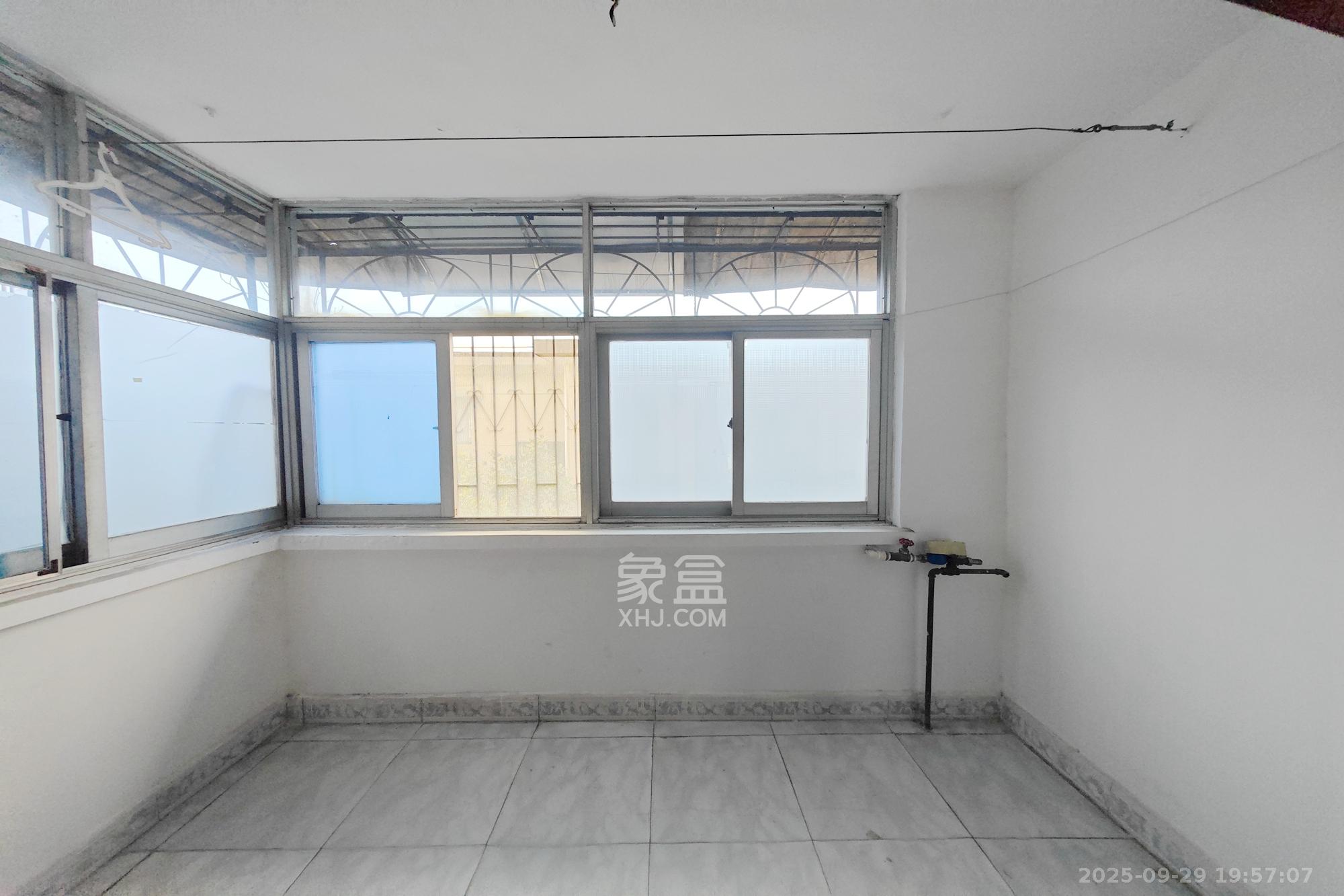 金沙园小区 2室2厅1卫 35.0万 金沙园小区 2室2厅1卫 35.0万阳台