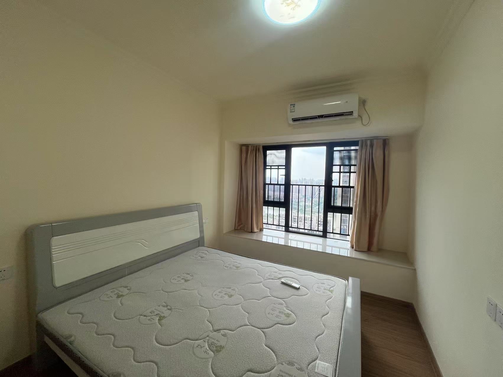 华耀碧桂园十里江湾誉峯 4室2厅2卫 80.0万 华耀碧桂园十里江湾誉峯 4室2厅2卫 80.0万客厅