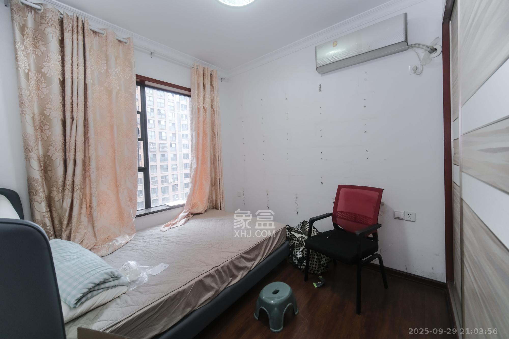 三一街区 4室2厅2卫 69.80万 三一街区 4室2厅2卫 69.80万卧室