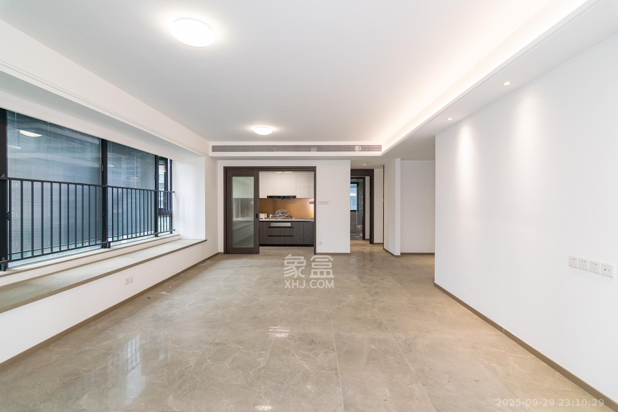 越秀湘江星汇城三期 4室2厅3卫 198.0万 越秀湘江星汇城三期 4室2厅3卫 198.0万客厅