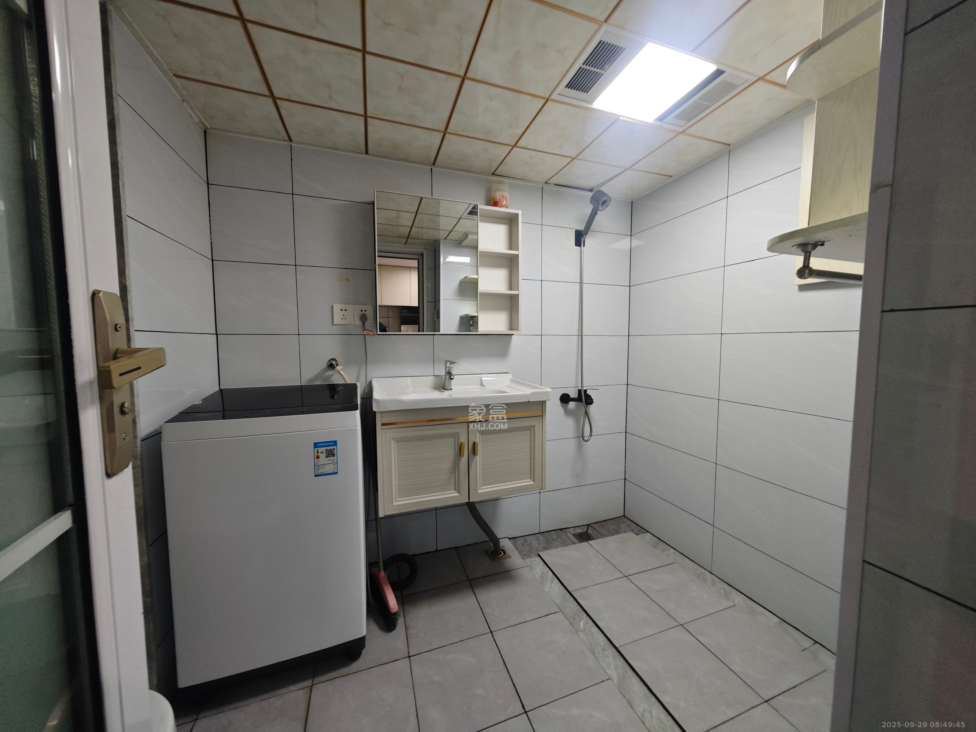 藏珑湖上公馆 2室1厅1卫 2300.0元/月 藏珑湖上公馆 2室1厅1卫 2300.0元/月室内图