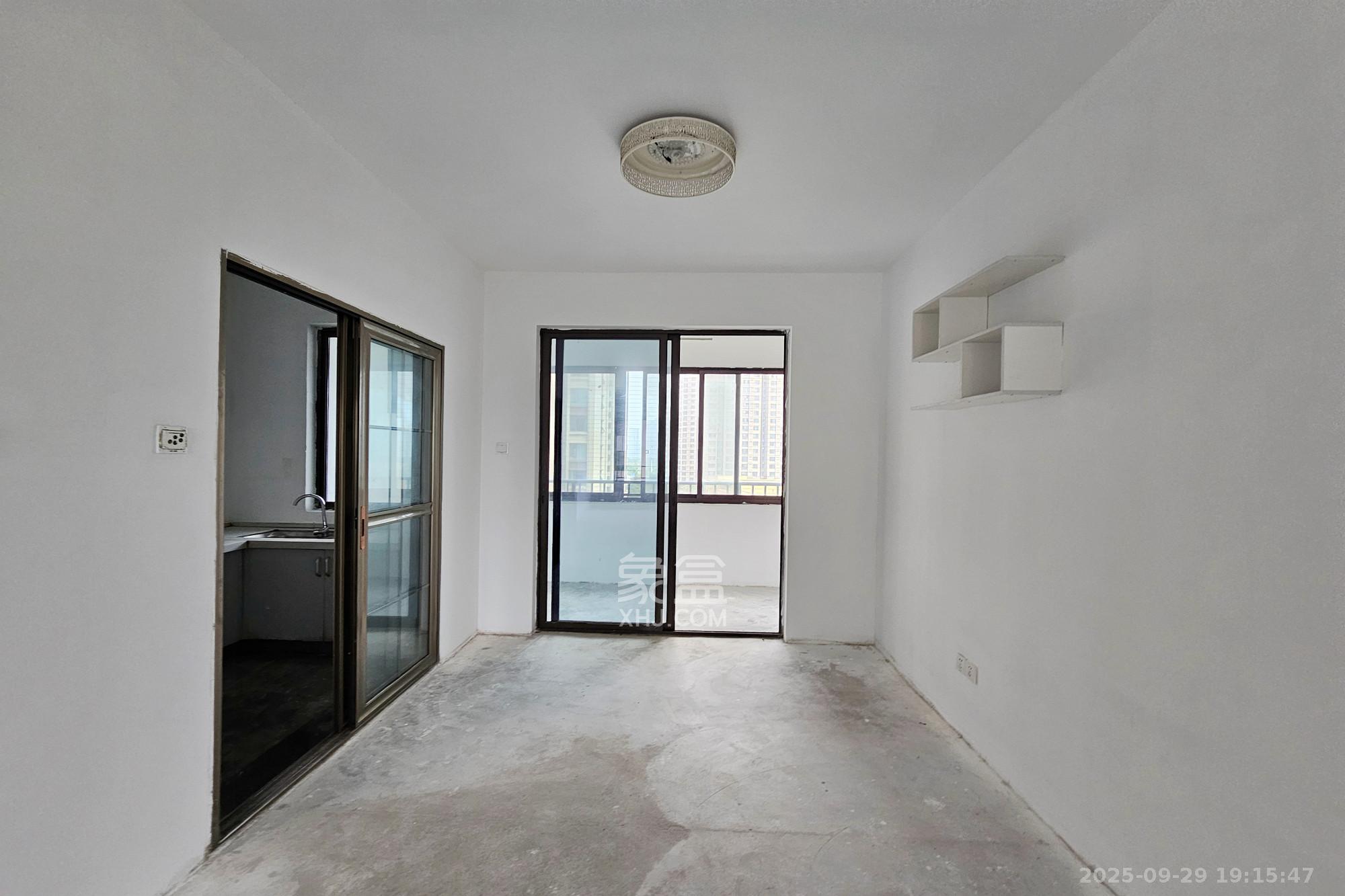 阳光城尚东湾青云苑  3室2厅2卫    88.6万客厅