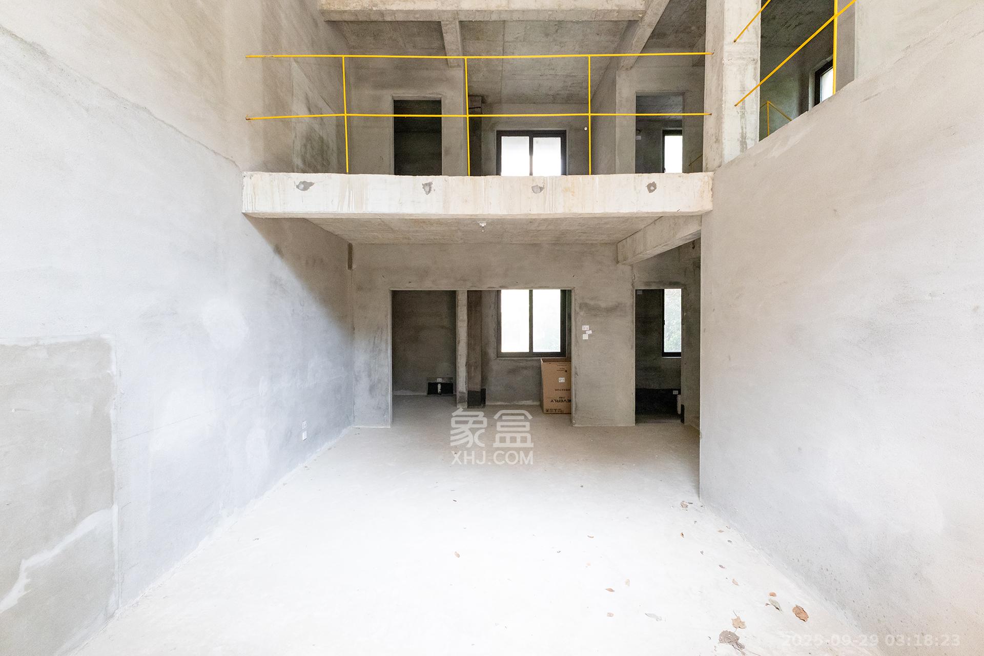 龙湖璟宸原著(龙湖紫宸) 4室2厅2卫 228.0万 龙湖璟宸原著(龙湖紫宸) 4室2厅2卫 228.0万客厅