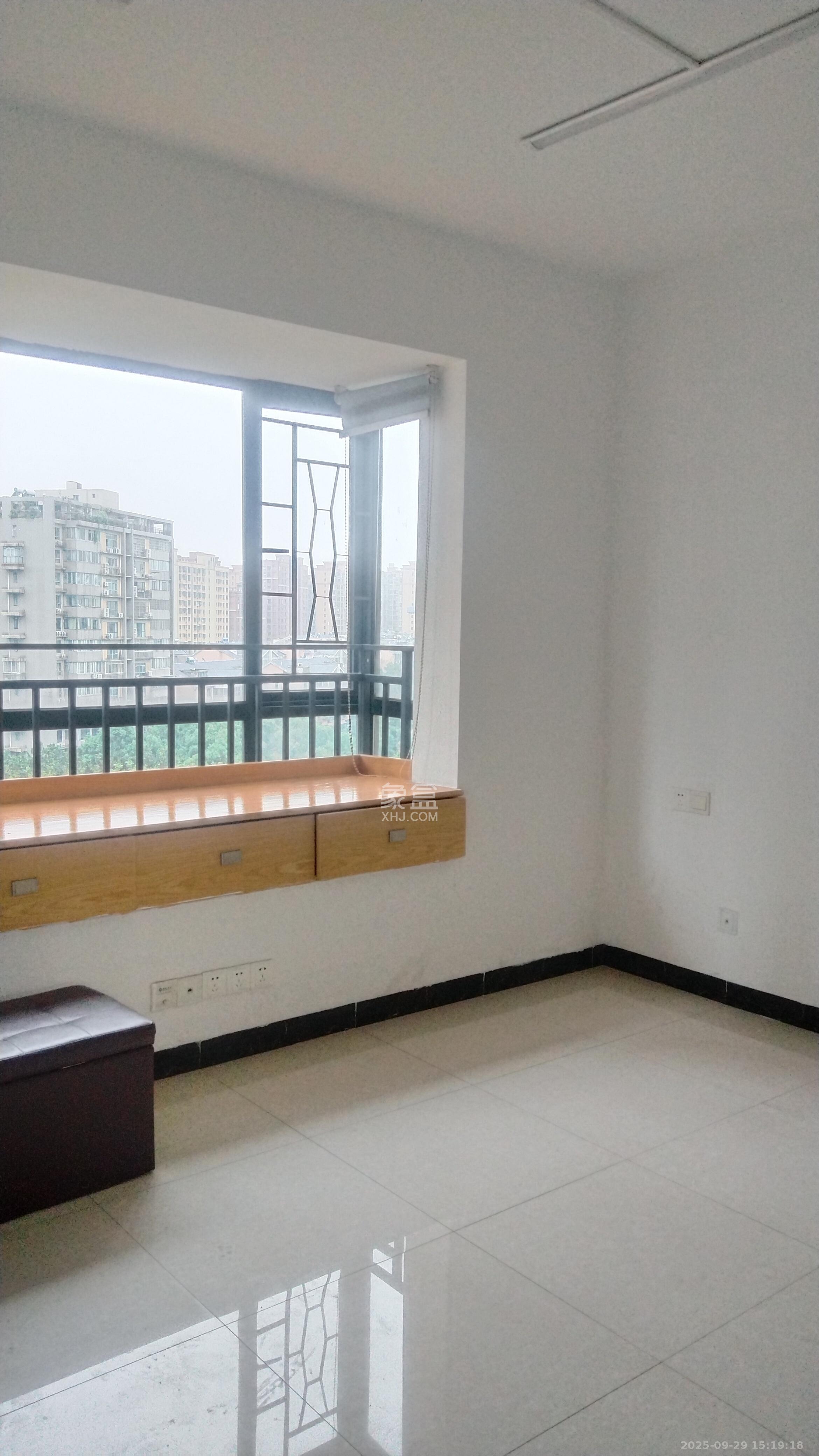 湘府9号  2室1厅1卫    2000.0元/月室内图