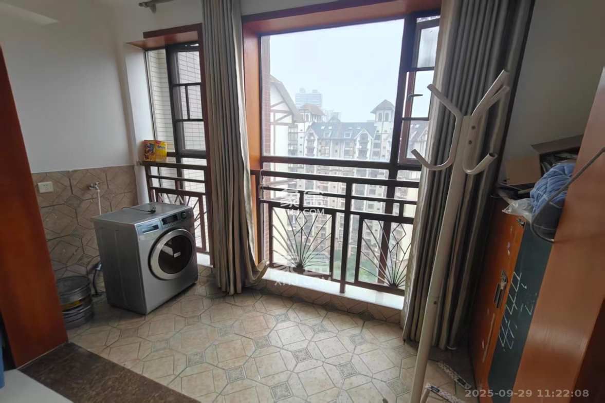 高信向日葵 3室2厅2卫 2600.0元/月 高信向日葵 3室2厅2卫 2600.0元/月室内图