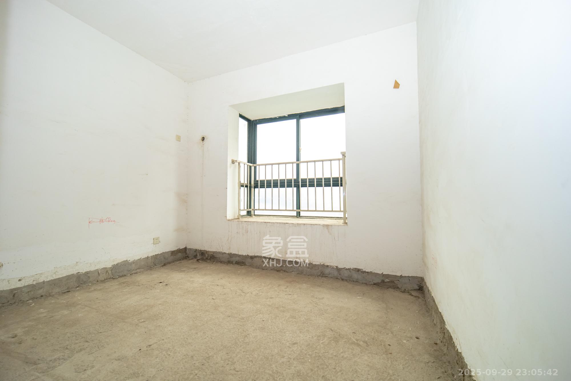 银盘鑫城  4室2厅2卫    72.8万卧室