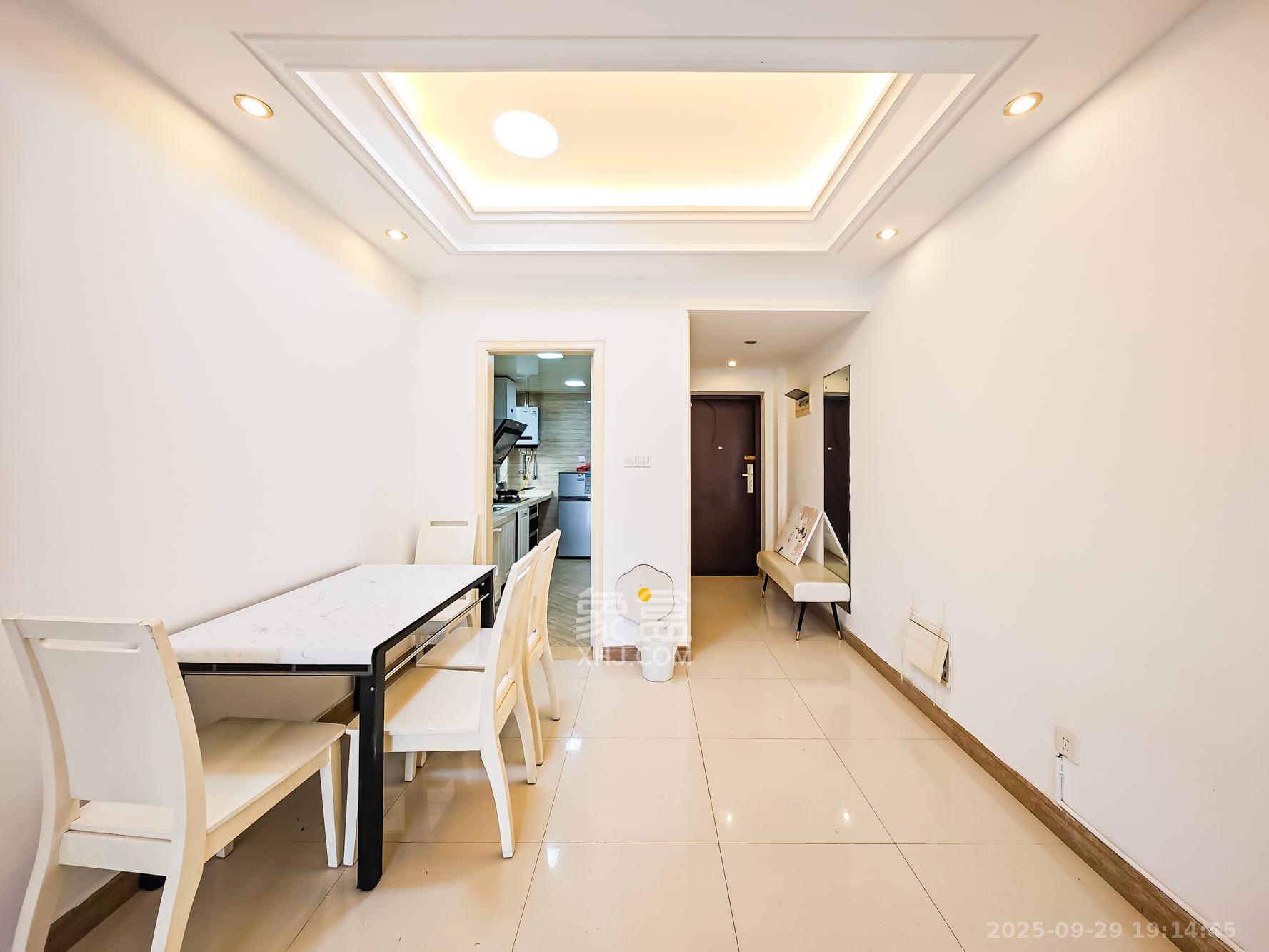 双湾国际(湘江御景花园) 2室2厅2卫 70.0万 双湾国际(湘江御景花园) 2室2厅2卫 70.0万客厅