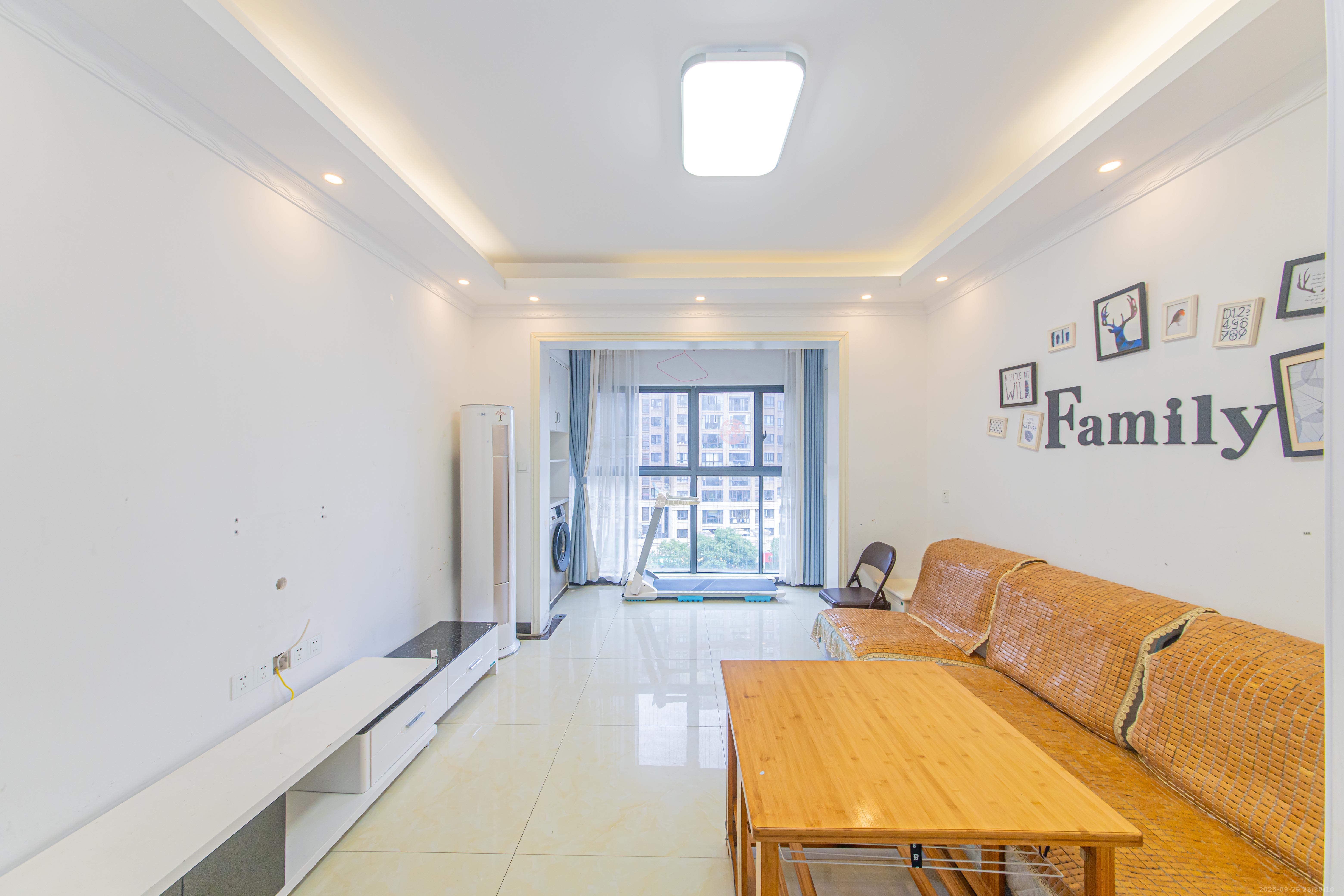 夏威夷碧水春城(碧桂园城市花园)  3室2厅1卫    88.0万 夏威夷碧水春城(碧桂园城市花园)  3室2厅1卫    88.0万客厅