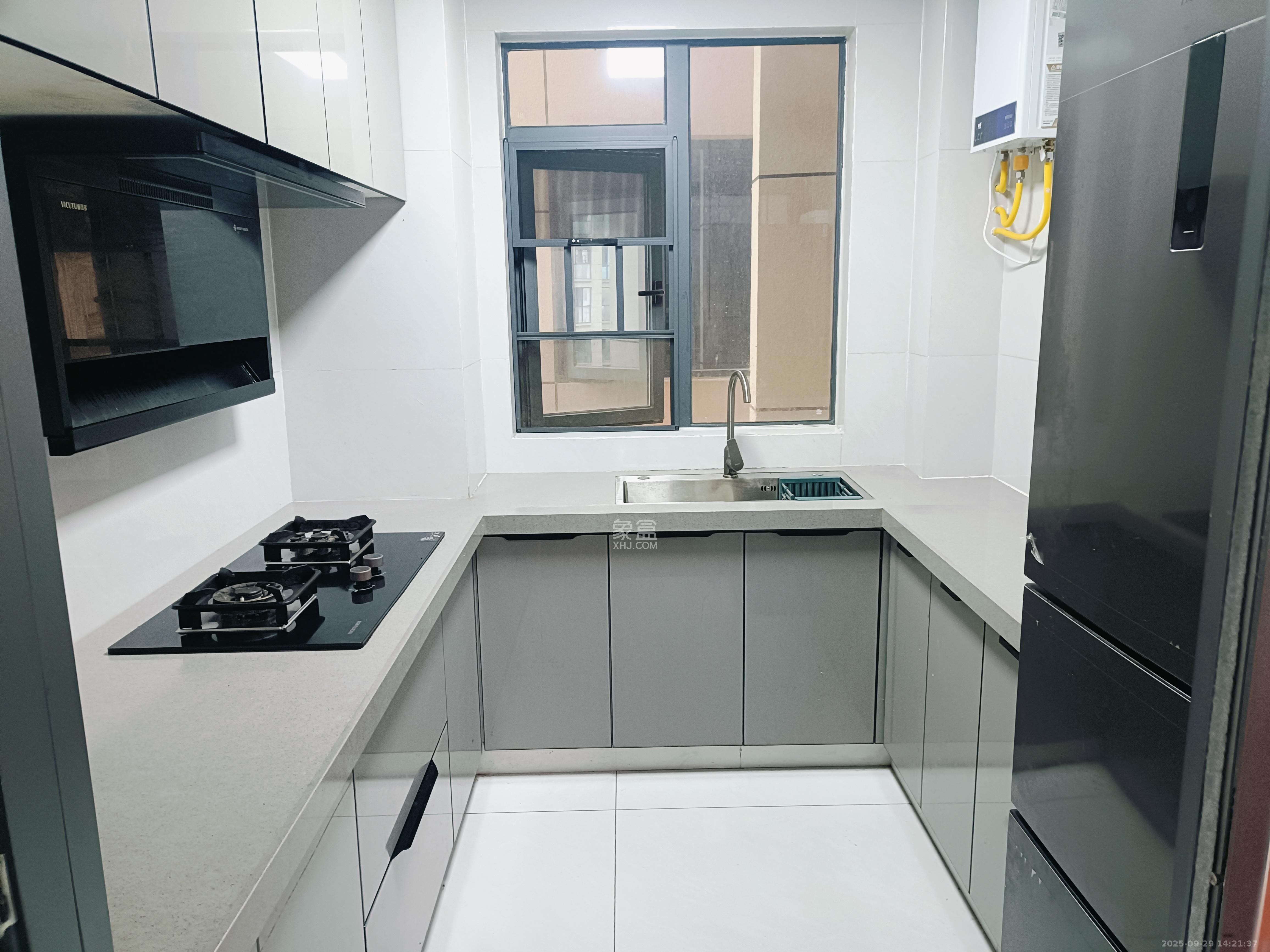 日盛湖湘花苑  3室2厅2卫    2400.0元/月室内图