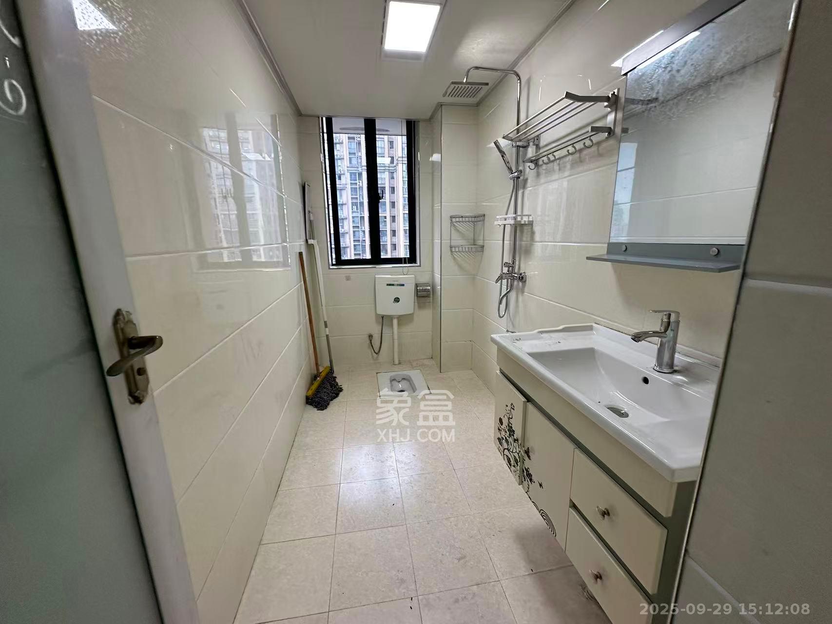 百纳广场（百纳公寓）  3室2厅2卫    3200.0元/月室内图