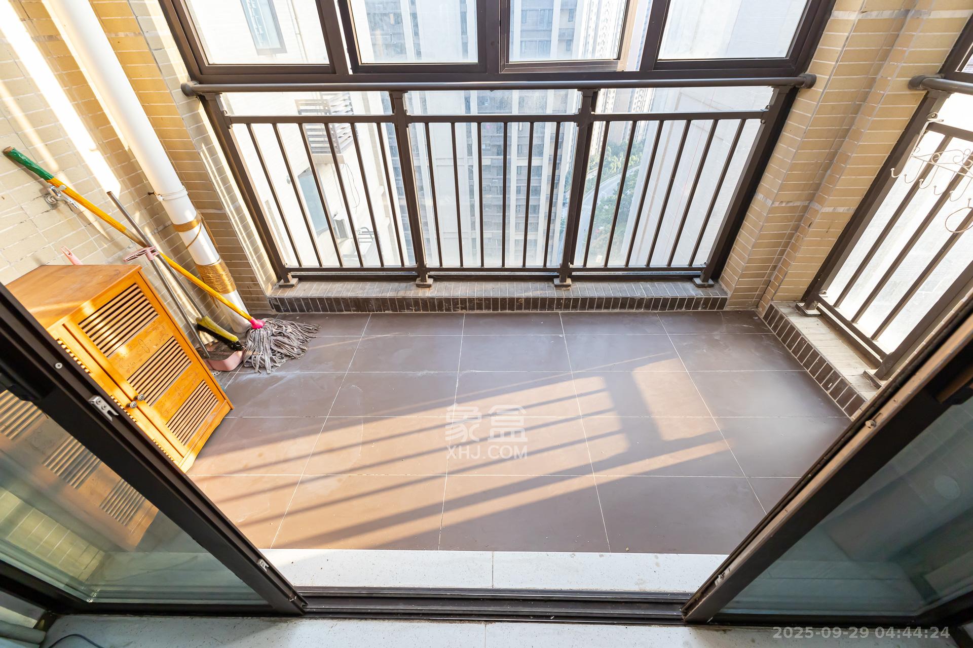 时代倾城二期 4室2厅2卫 83.8万 时代倾城二期 4室2厅2卫 83.8万阳台