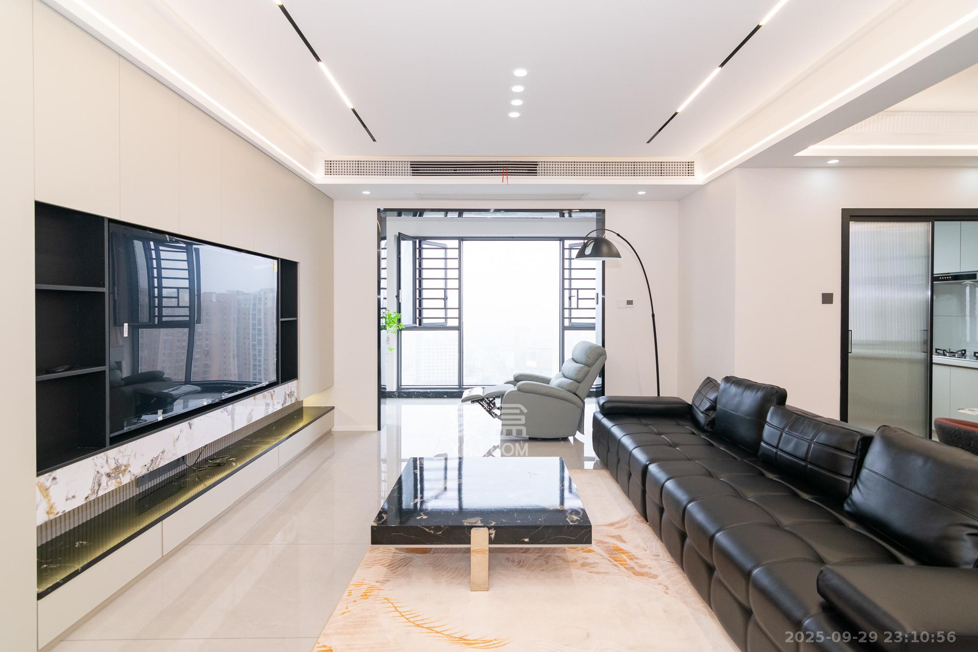 长高圆梦佳苑  4室2厅1卫    105.0万客厅