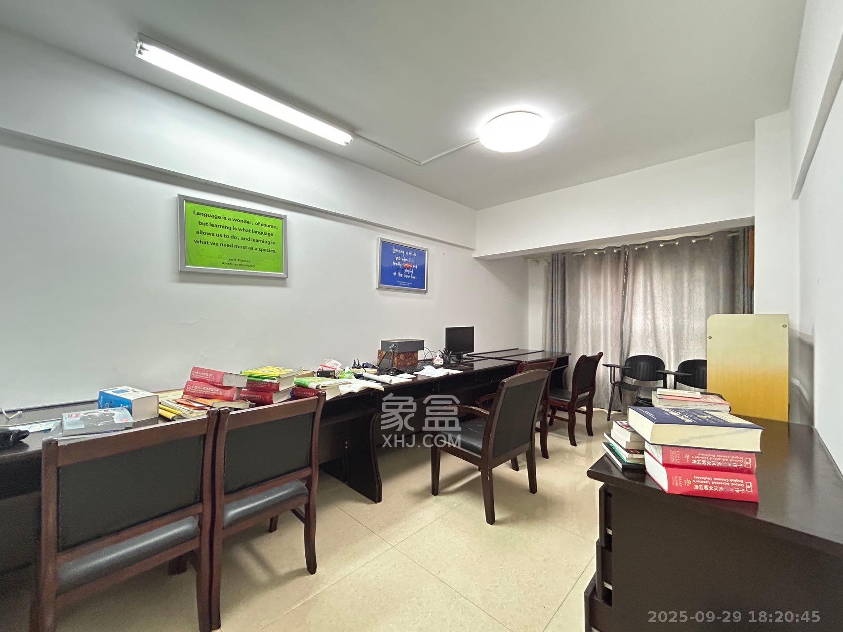 馨域公寓 3室2厅1卫 3700.0元/月 馨域公寓 3室2厅1卫 3700.0元/月室内图