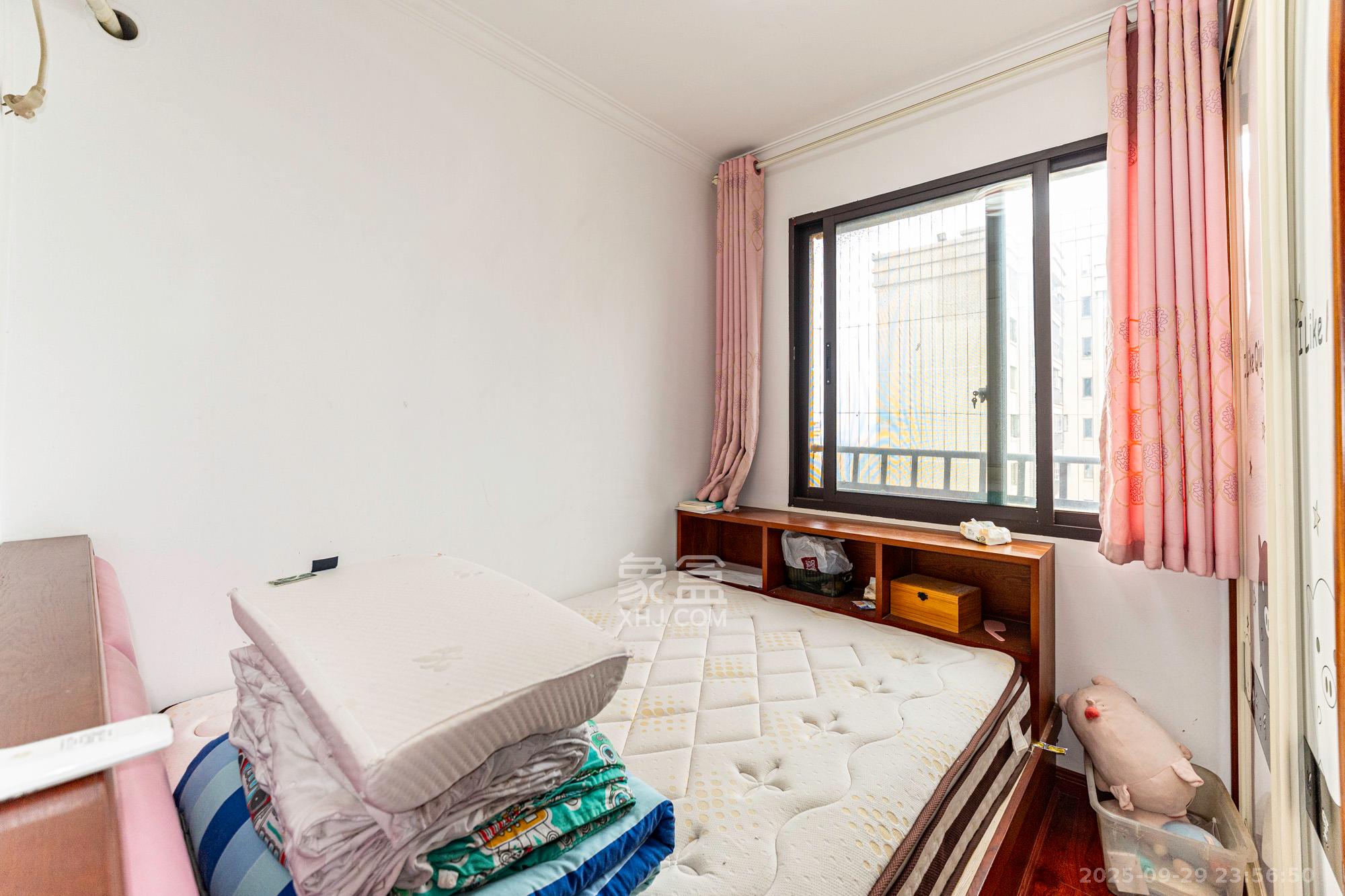 华润置地广场一期 3室2厅1卫 63.8万 华润置地广场一期 3室2厅1卫 63.8万卧室