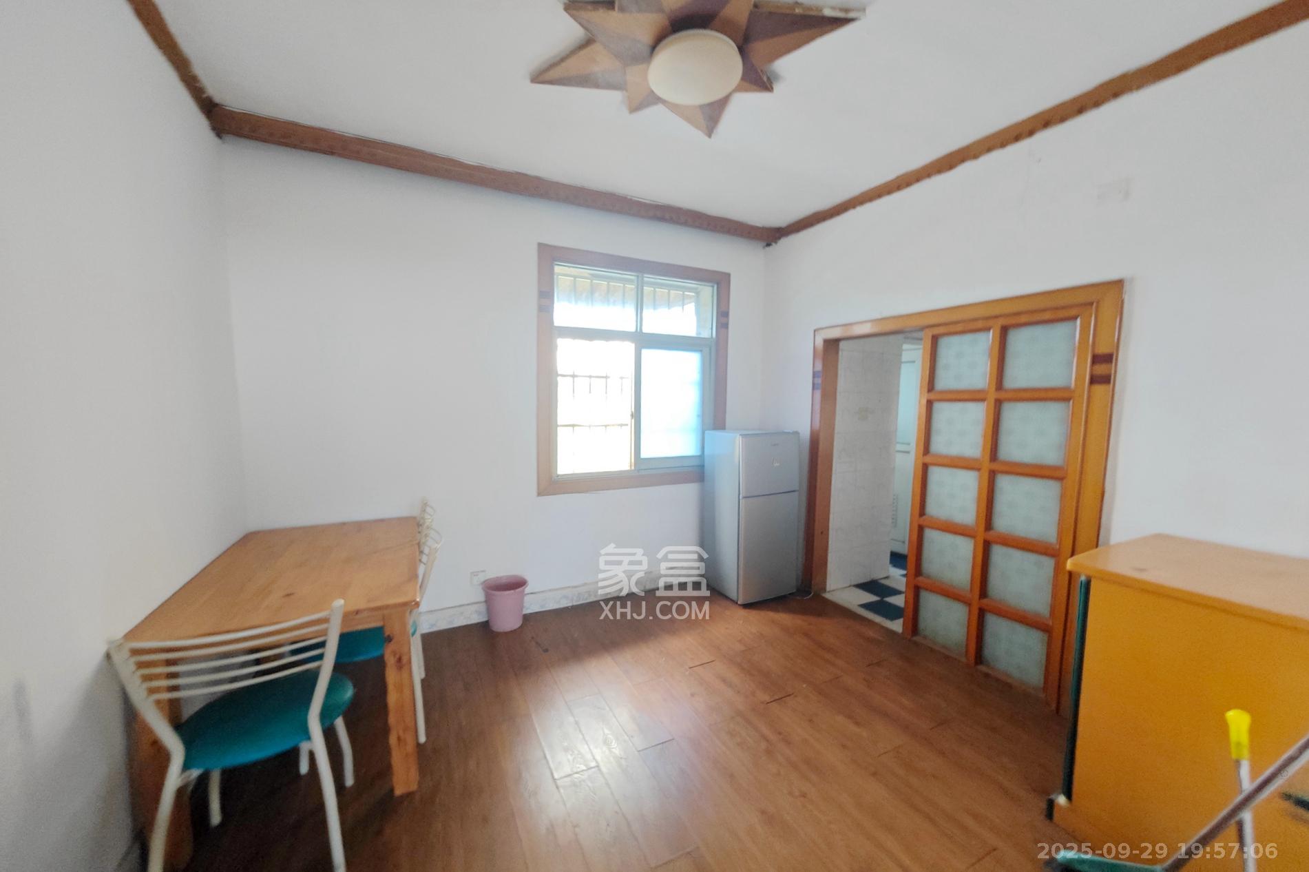 金沙园小区  2室2厅1卫    35.0万卧室