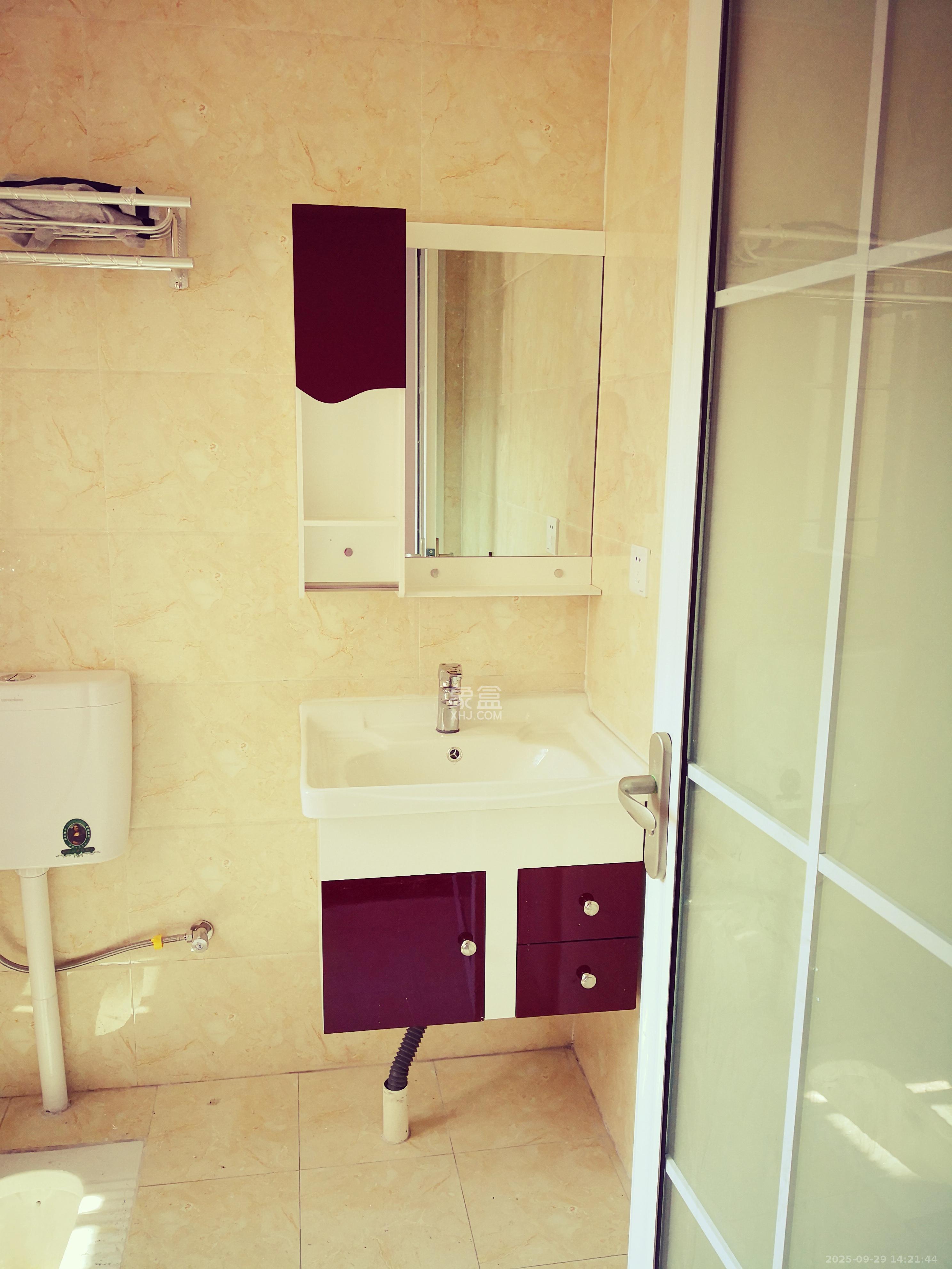 德润小区(丰升德润小区) 2室2厅1卫 2100.0元/月 德润小区(丰升德润小区) 2室2厅1卫 2100.0元/月室内图