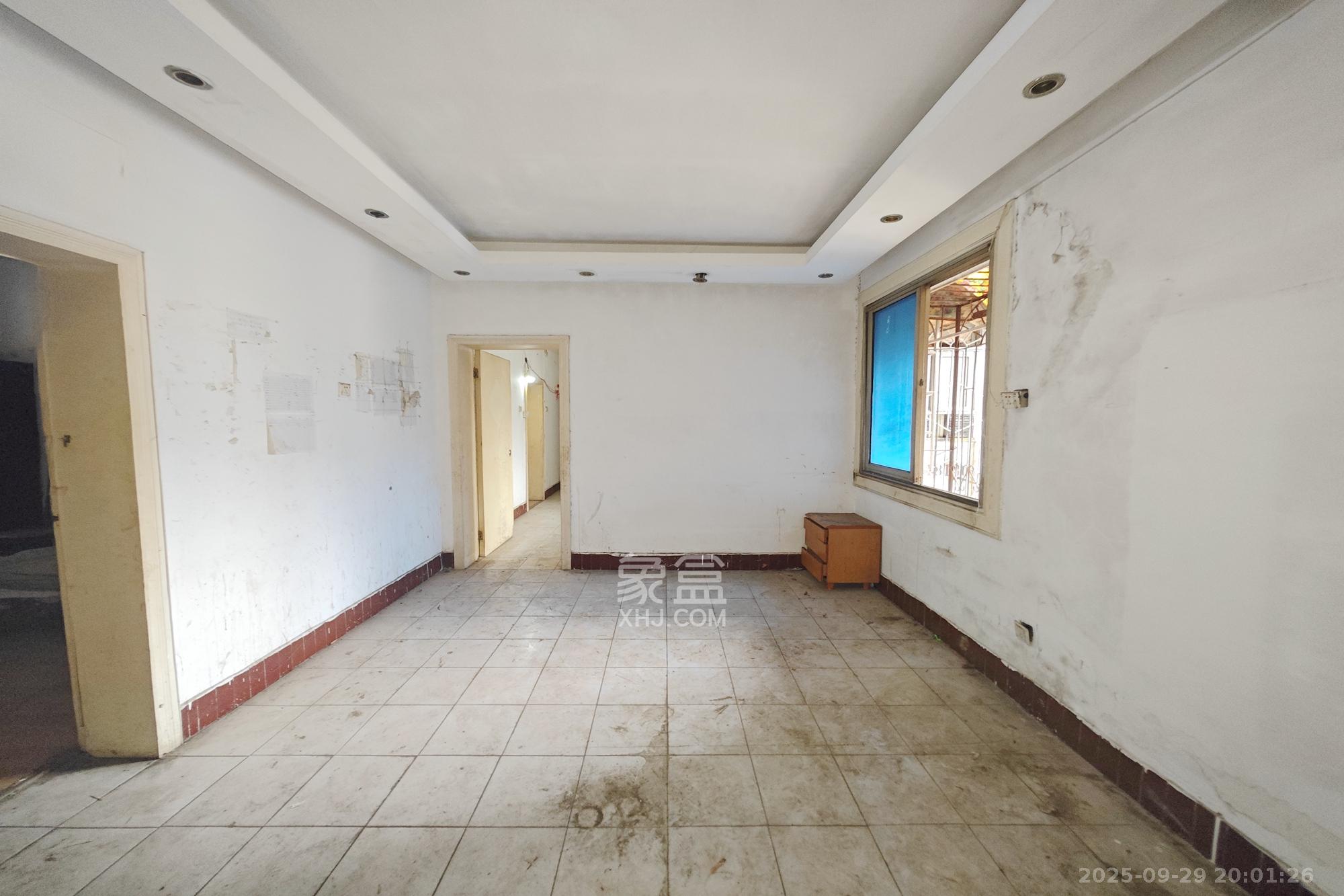 华达家园  4室2厅1卫    51.0万客厅