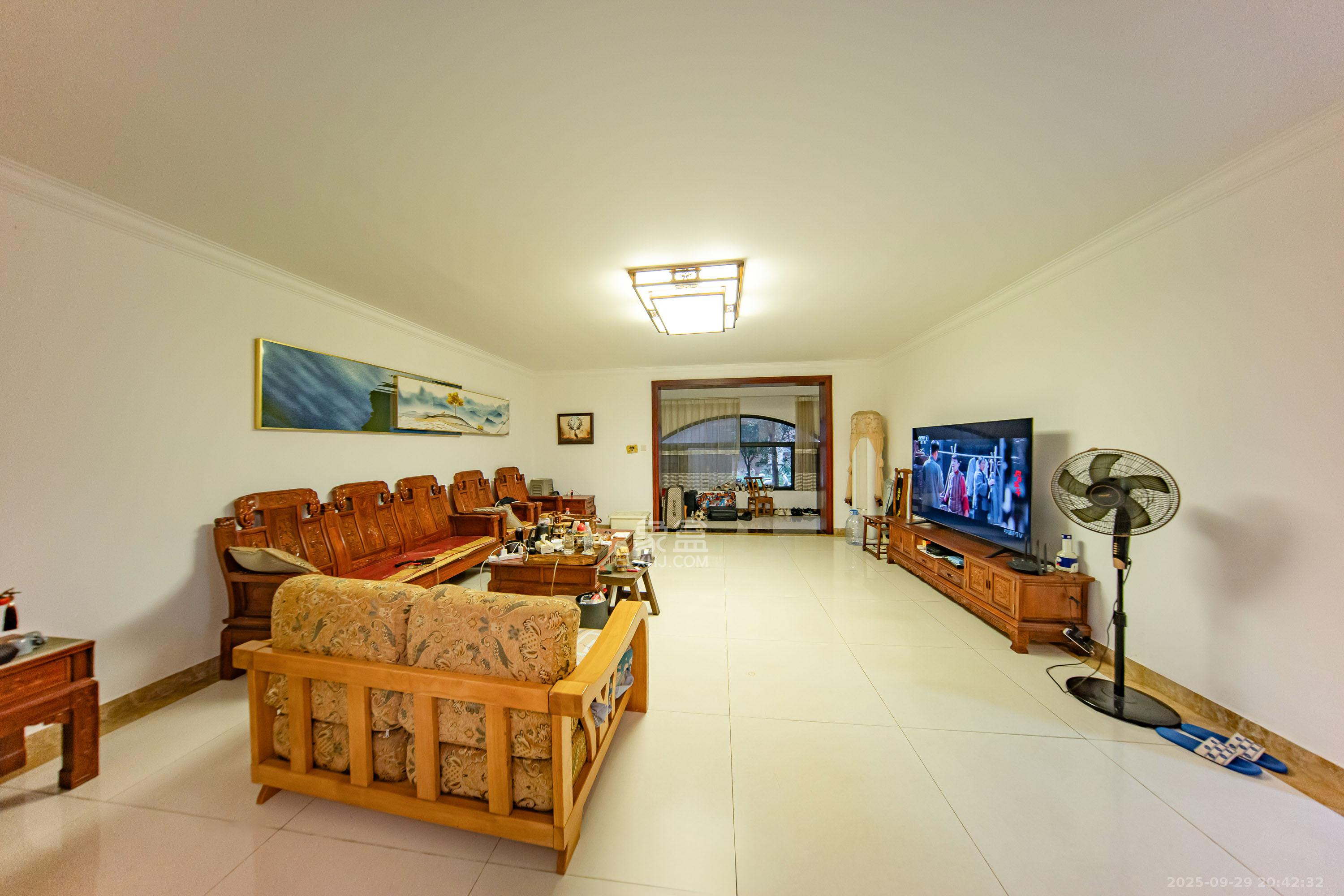 江山帝景雅典  4室2厅2卫    186.0万客厅