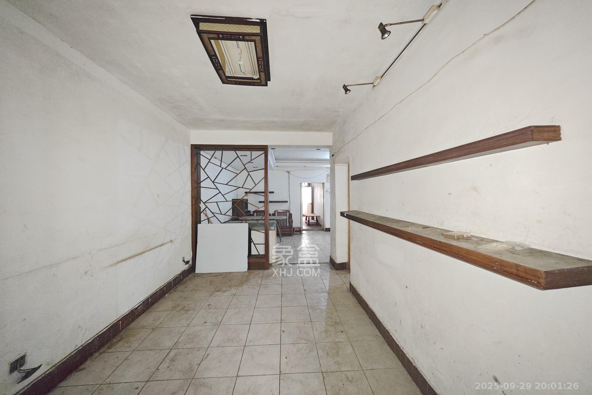 华达家园  4室2厅1卫    51.0万客厅