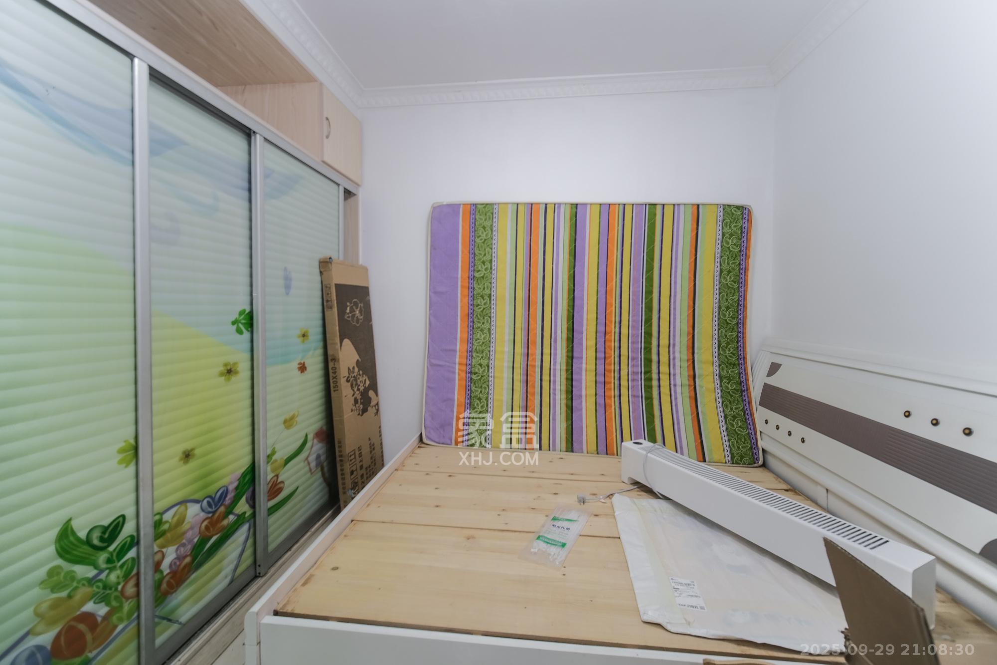 三一街区 3室2厅1卫 49.8万 三一街区 3室2厅1卫 49.8万卧室