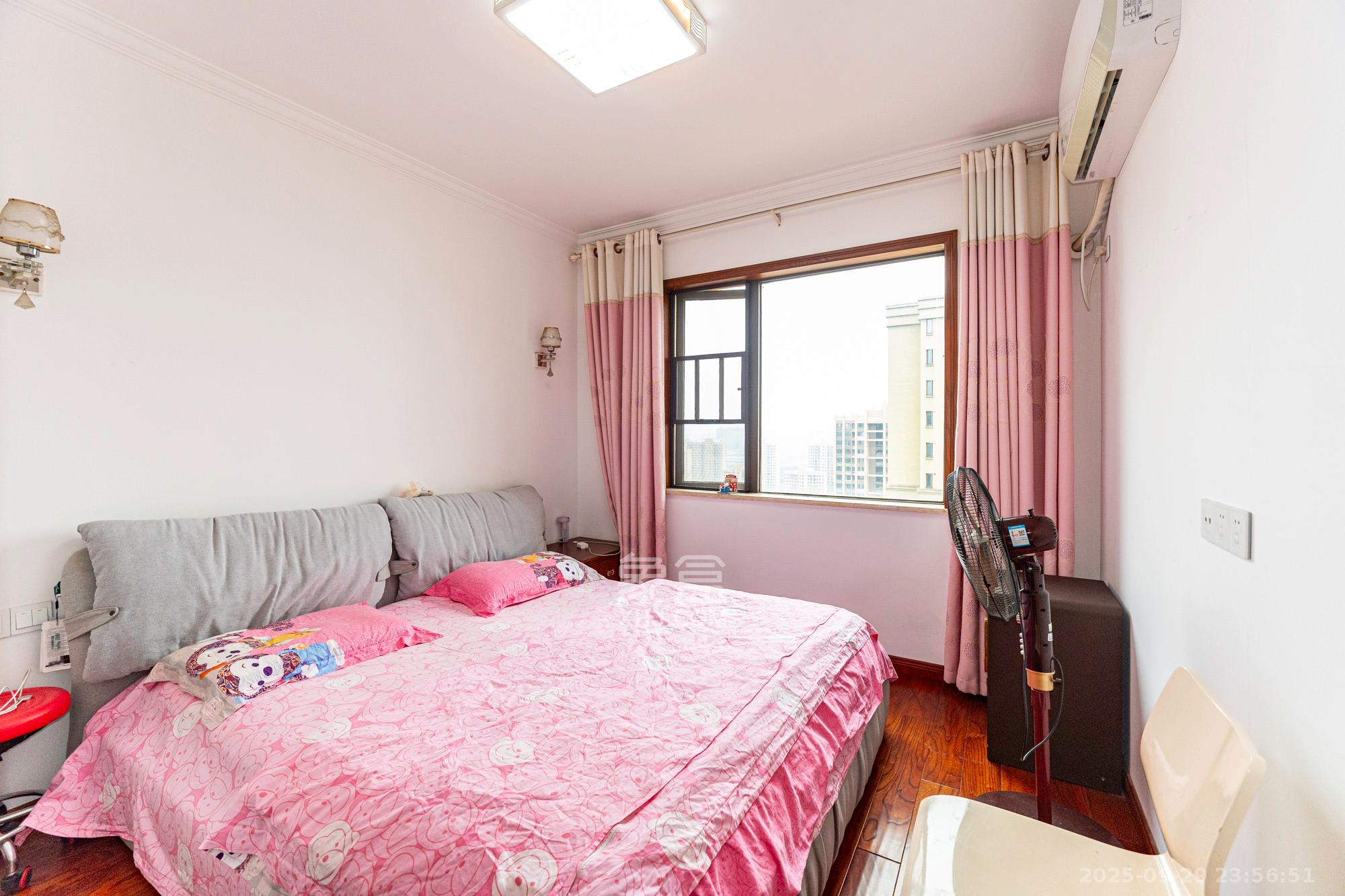 华润置地广场一期 3室2厅1卫 63.8万 华润置地广场一期 3室2厅1卫 63.8万卧室