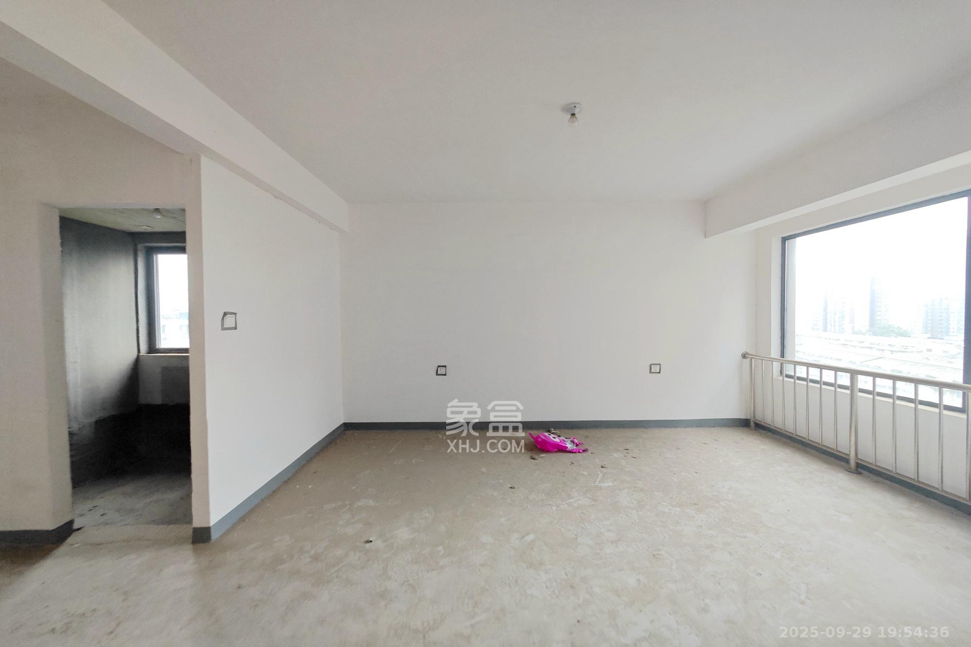 建发中央悦府  4室2厅2卫    169.9万卧室