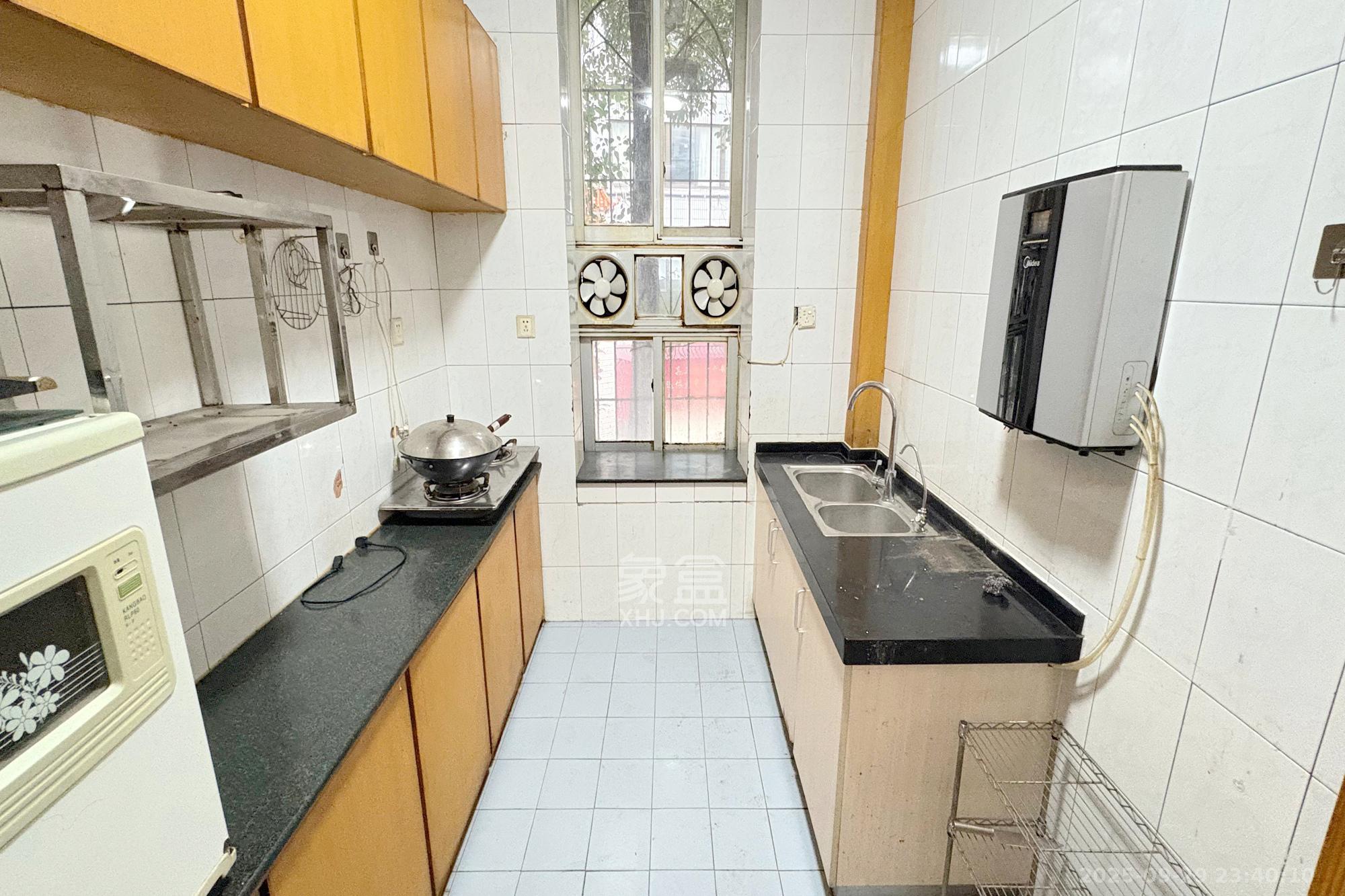 老干部大学宿舍 4室2厅1卫 110.0万 老干部大学宿舍 4室2厅1卫 110.0万厨房