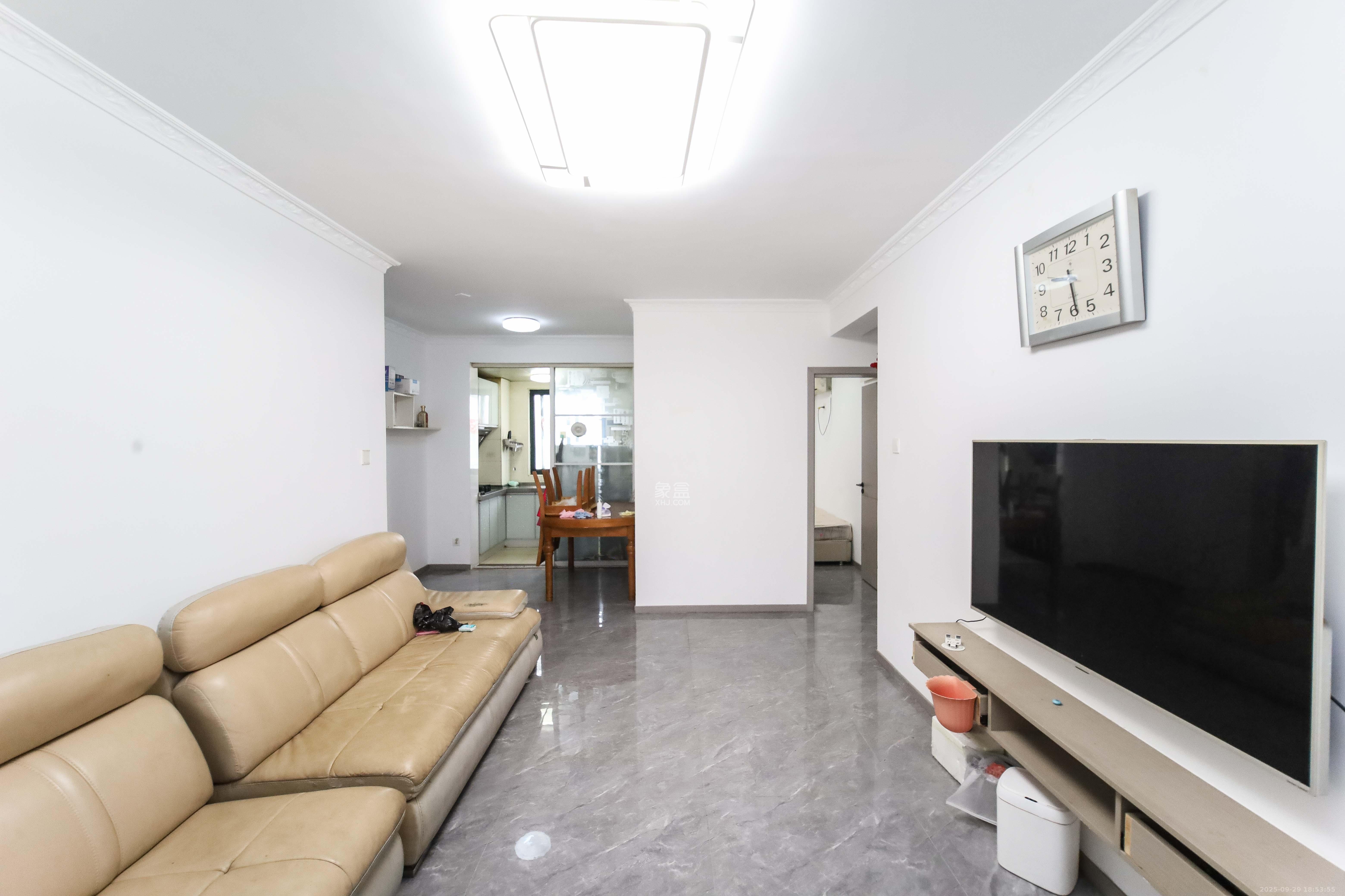 东玺门  3室2厅1卫    75.8万 东玺门  3室2厅1卫    75.8万客厅