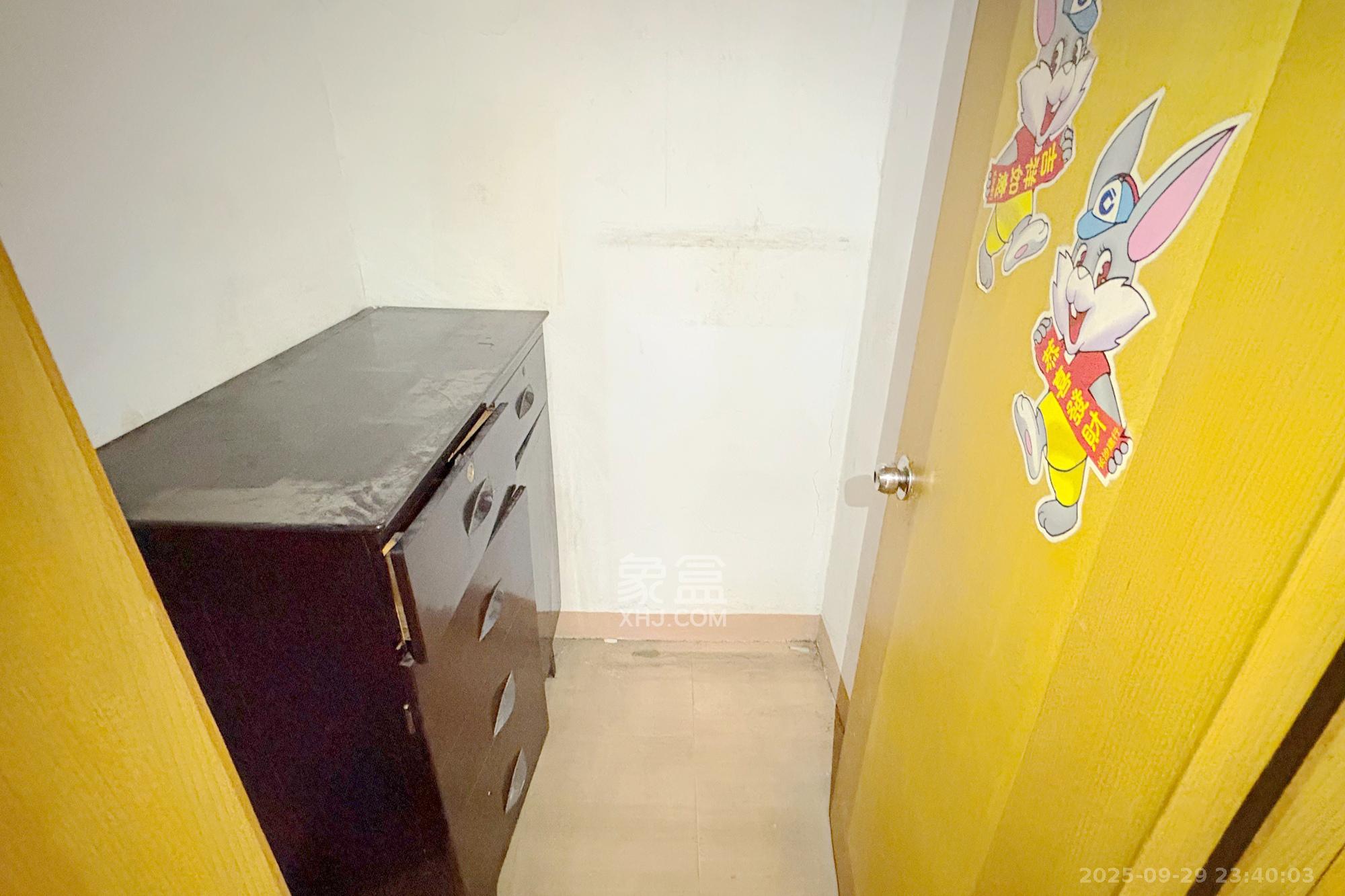 老干部大学宿舍 4室2厅1卫 110.0万 老干部大学宿舍 4室2厅1卫 110.0万阳台