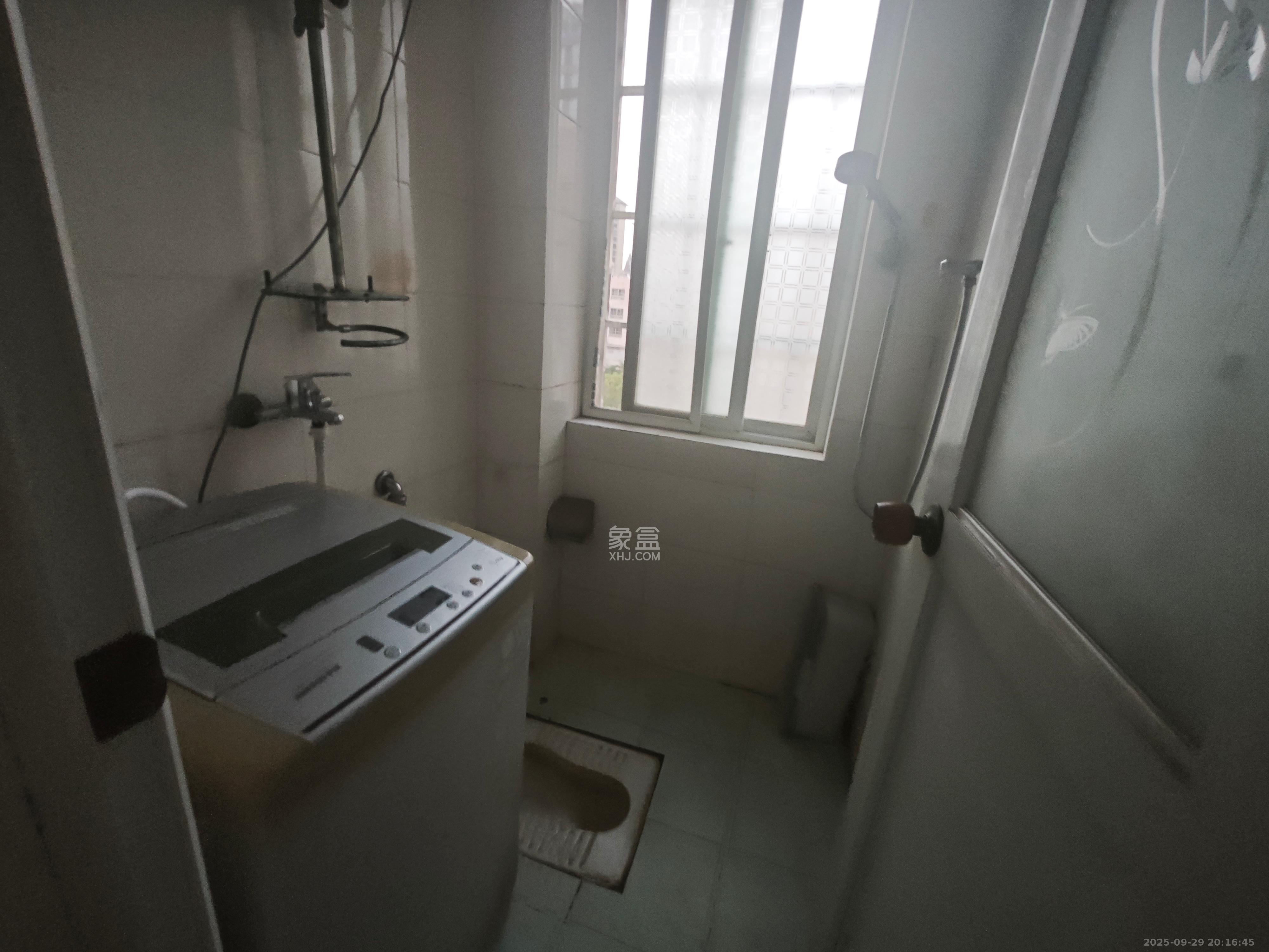 老灯泡厂宿舍(啤酒厂宿舍) 3室2厅2卫 2000.0元/月 老灯泡厂宿舍(啤酒厂宿舍) 3室2厅2卫 2000.0元/月室内图