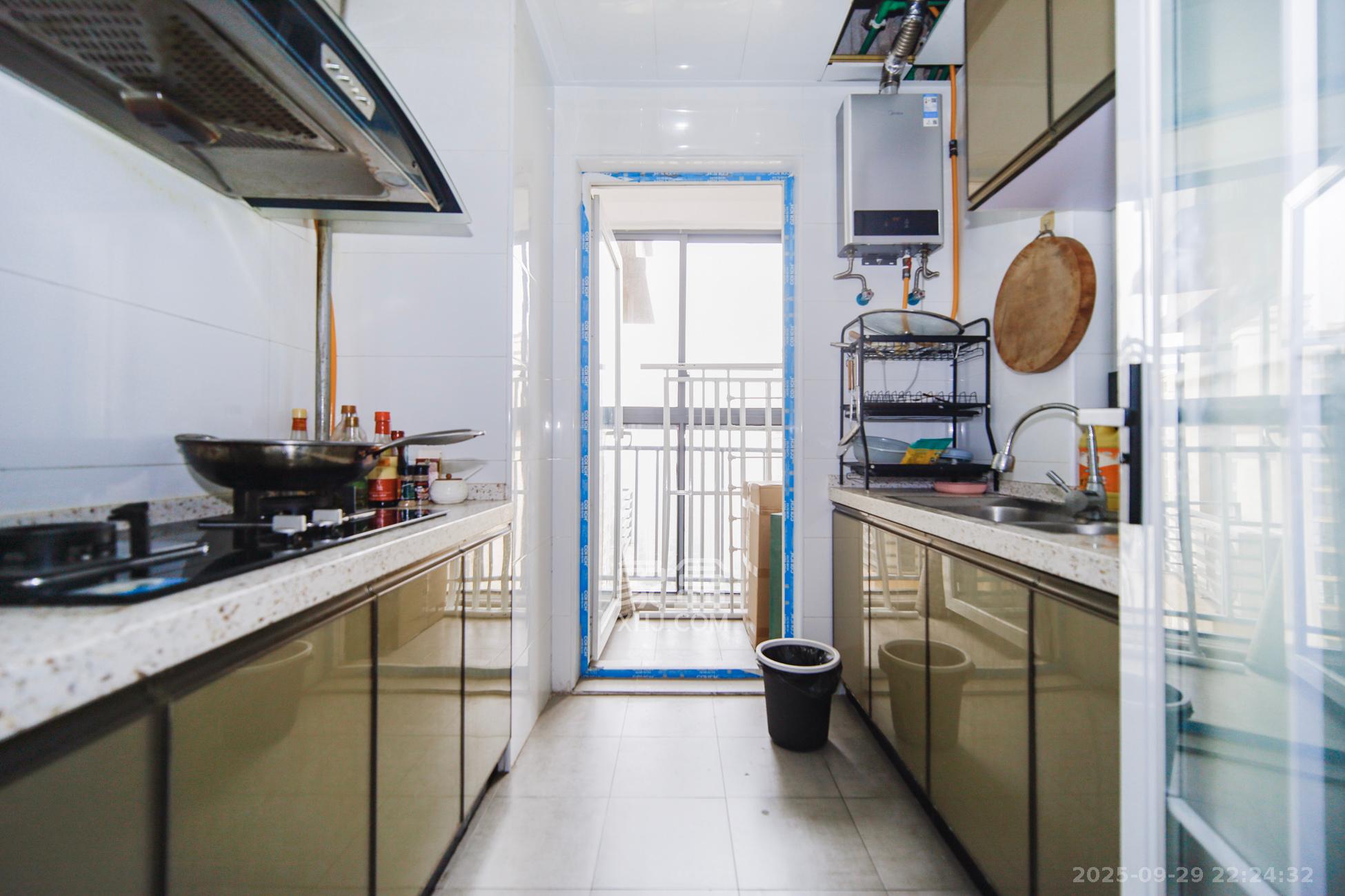 蓝光幸福满庭  2室2厅1卫    67.0万厨房