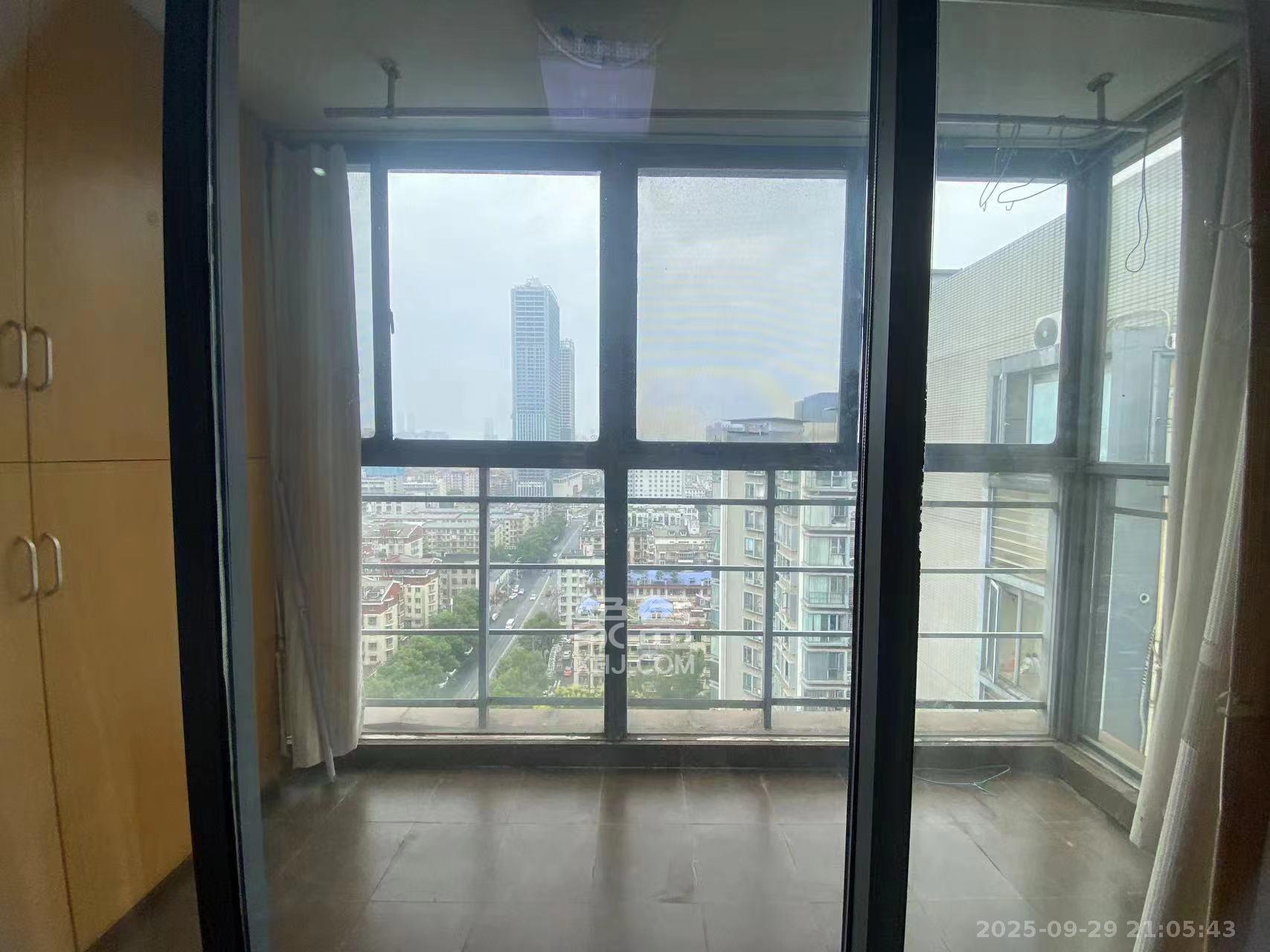 银港水晶城 3室2厅2卫 2600.0元/月 银港水晶城 3室2厅2卫 2600.0元/月室内图