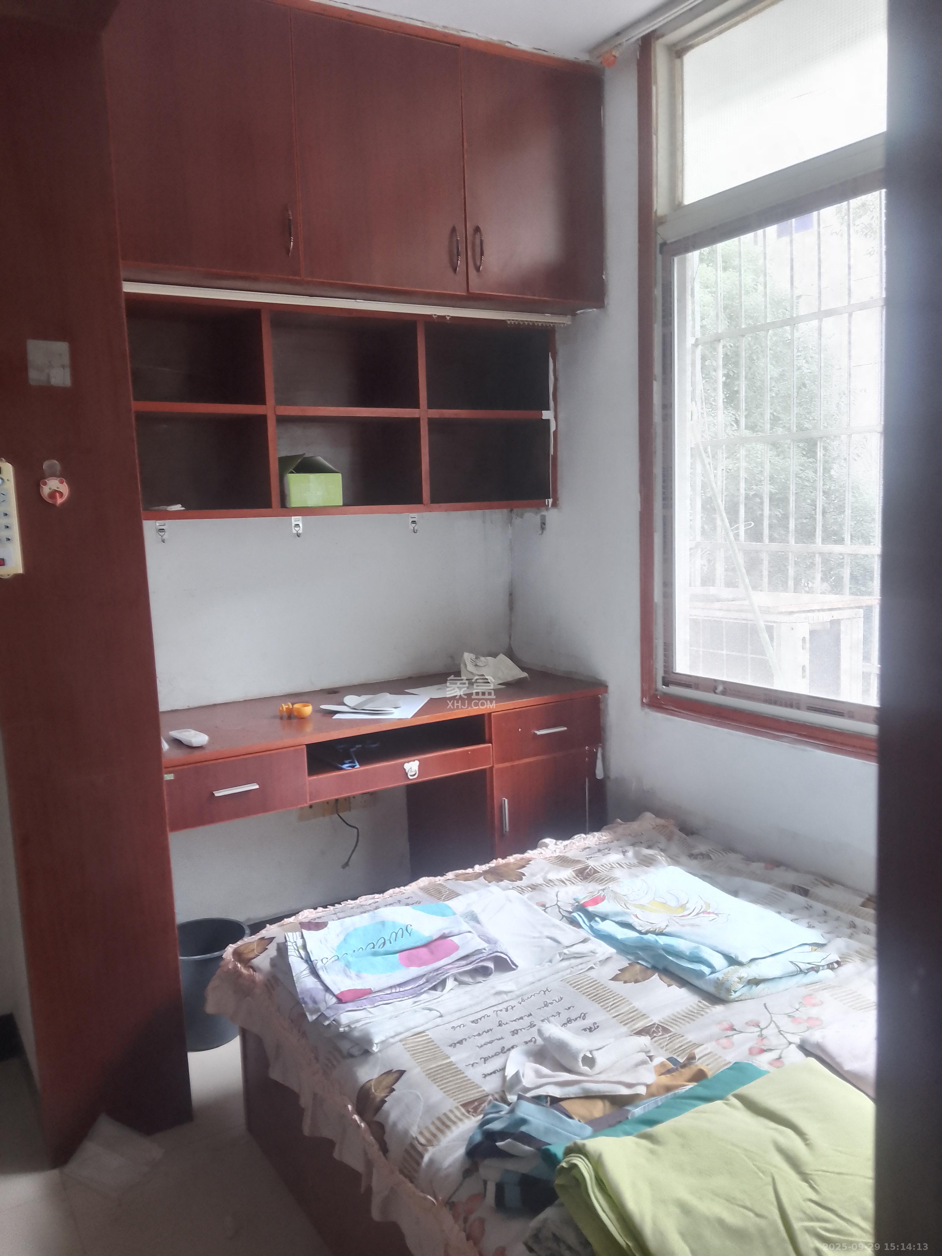 向东南社区  1室0厅0卫   1300.00元/月