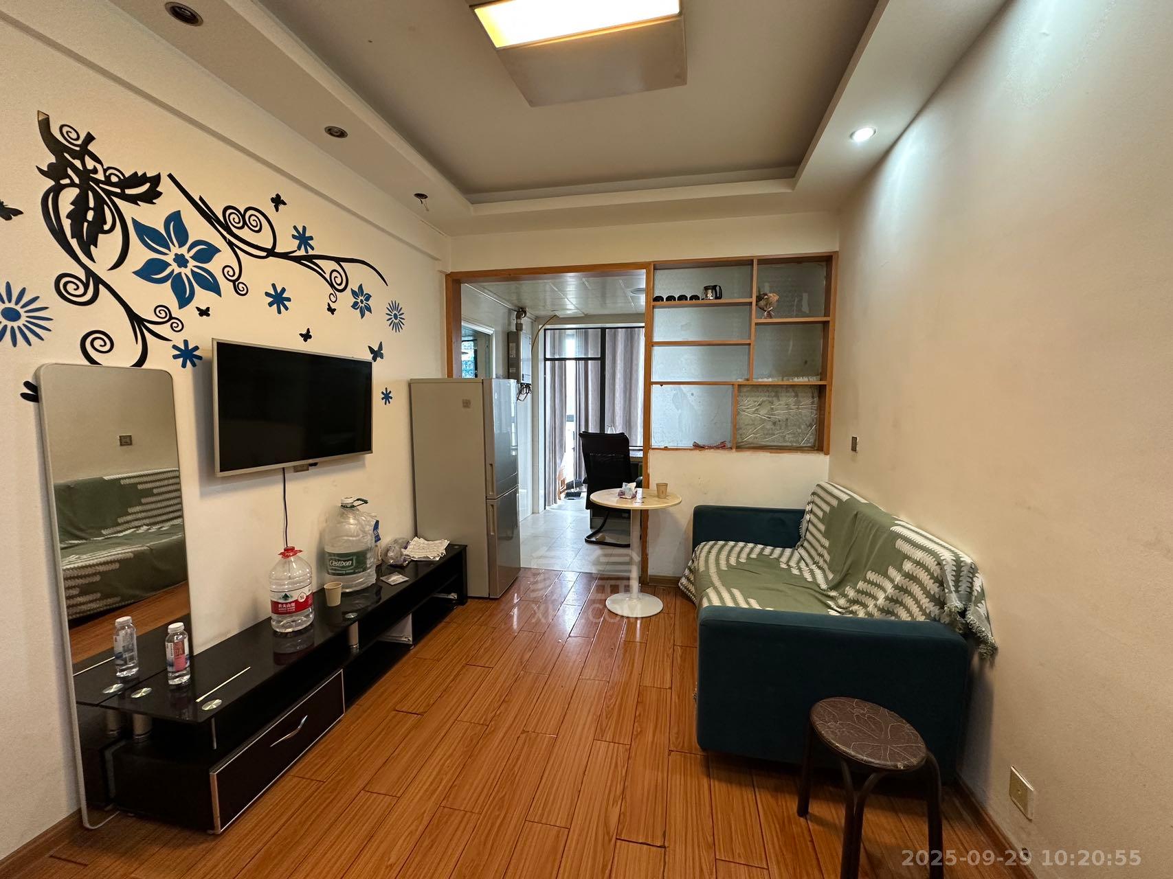 城市风景 1室1厅1卫 1300.0元/月 城市风景 1室1厅1卫 1300.0元/月室内图