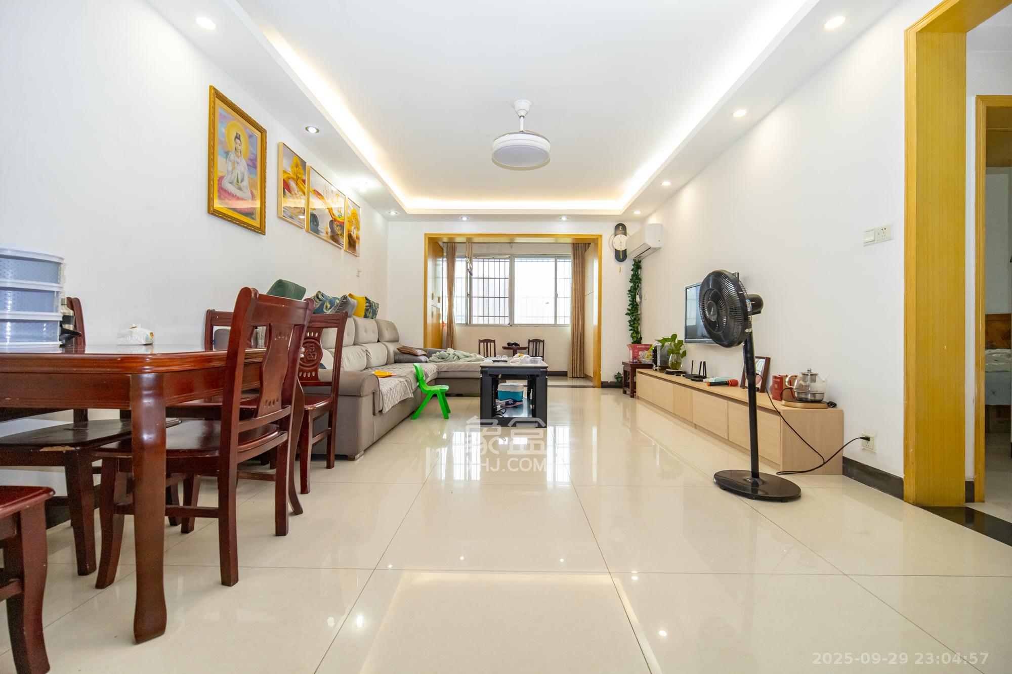 湘楚家园 3室2厅1卫 55.0万 湘楚家园 3室2厅1卫 55.0万客厅