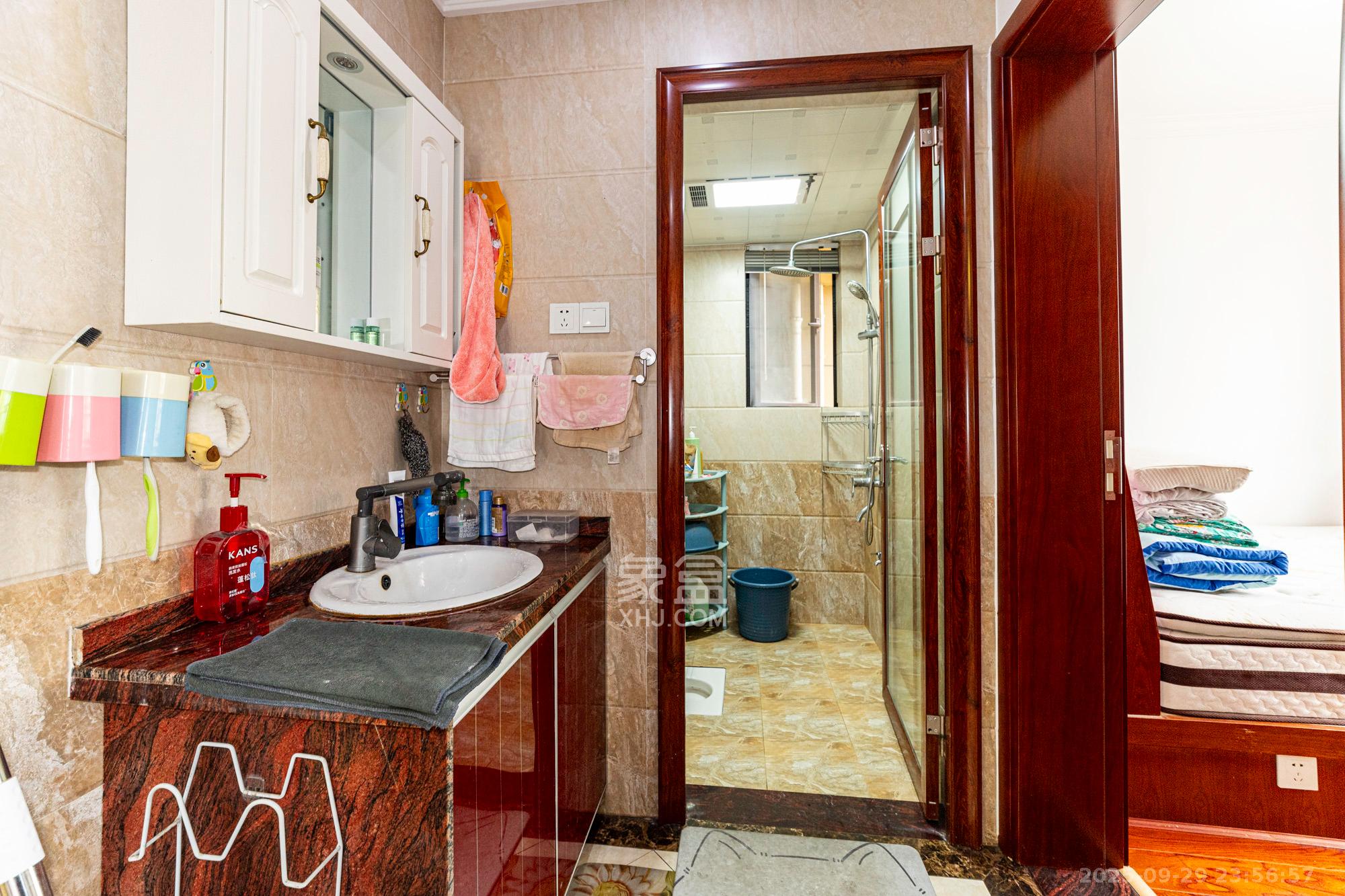 华润置地广场一期 3室2厅1卫 63.8万 华润置地广场一期 3室2厅1卫 63.8万卫生间