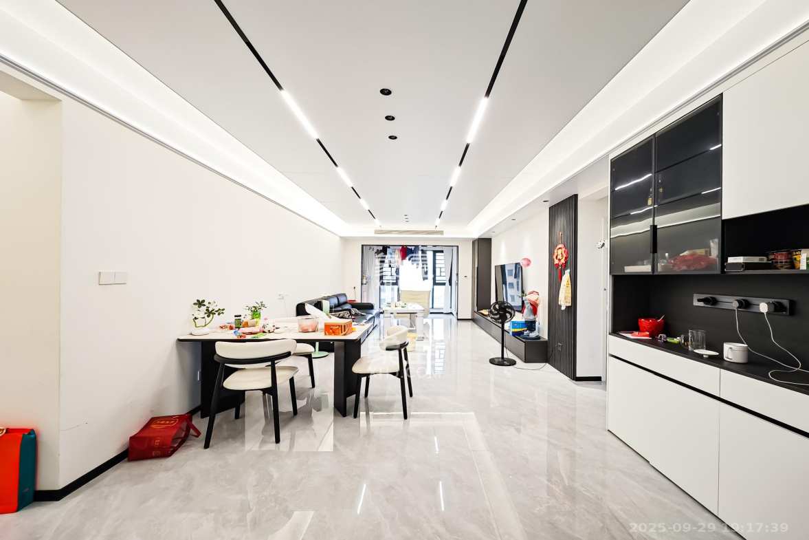 恒基旭辉湖山赋 3室2厅2卫 136.0万 恒基旭辉湖山赋 3室2厅2卫 136.0万客厅