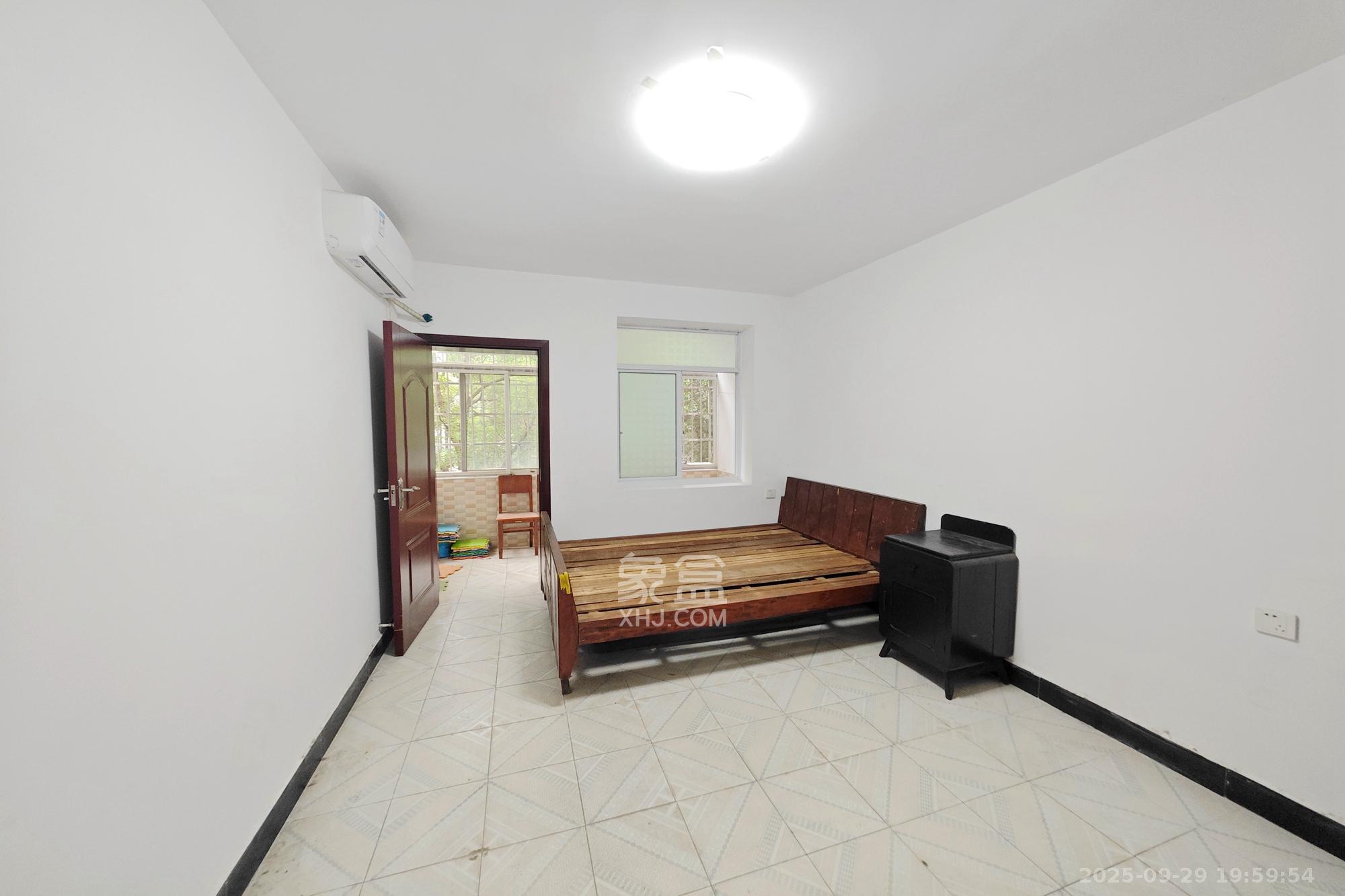 桂花二村 2室2厅1卫 38.0万 桂花二村 2室2厅1卫 38.0万卧室