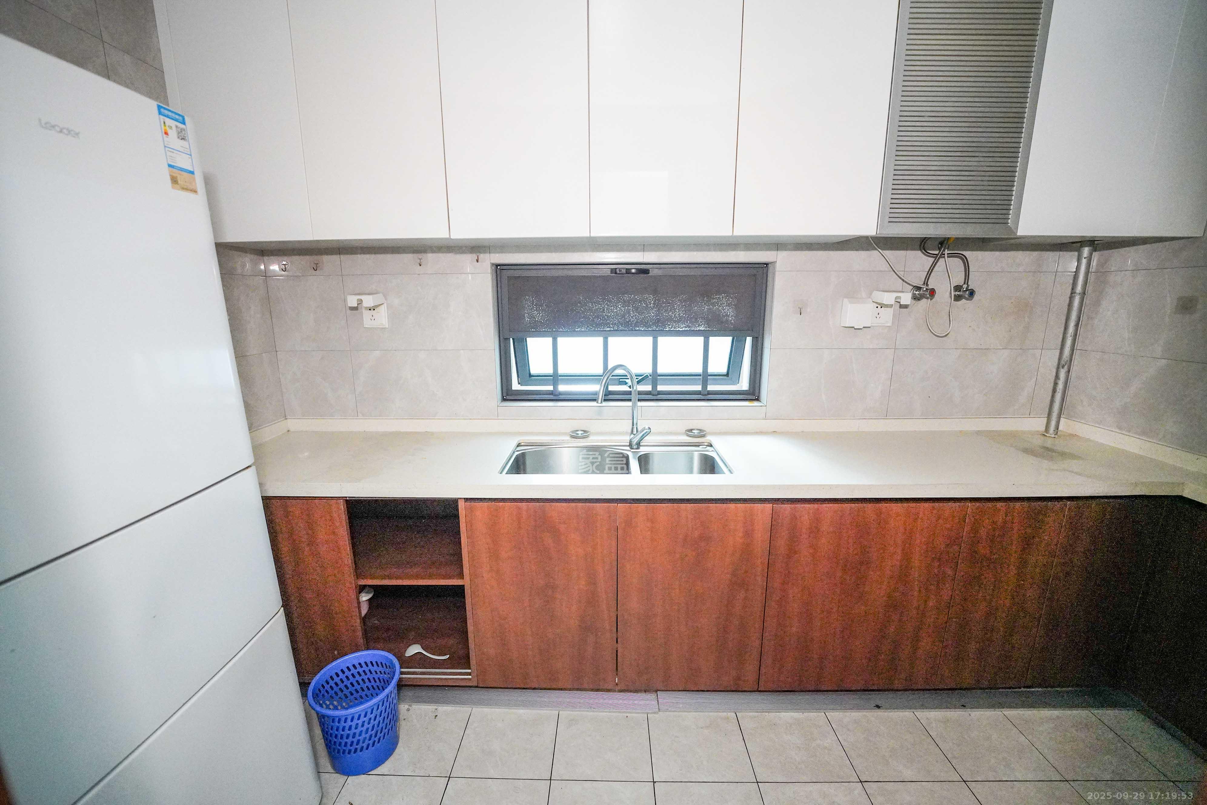 汇金城/嘉华城(二期、三期) 3室2厅2卫 115.0万 汇金城/嘉华城(二期、三期) 3室2厅2卫 115.0万厨房