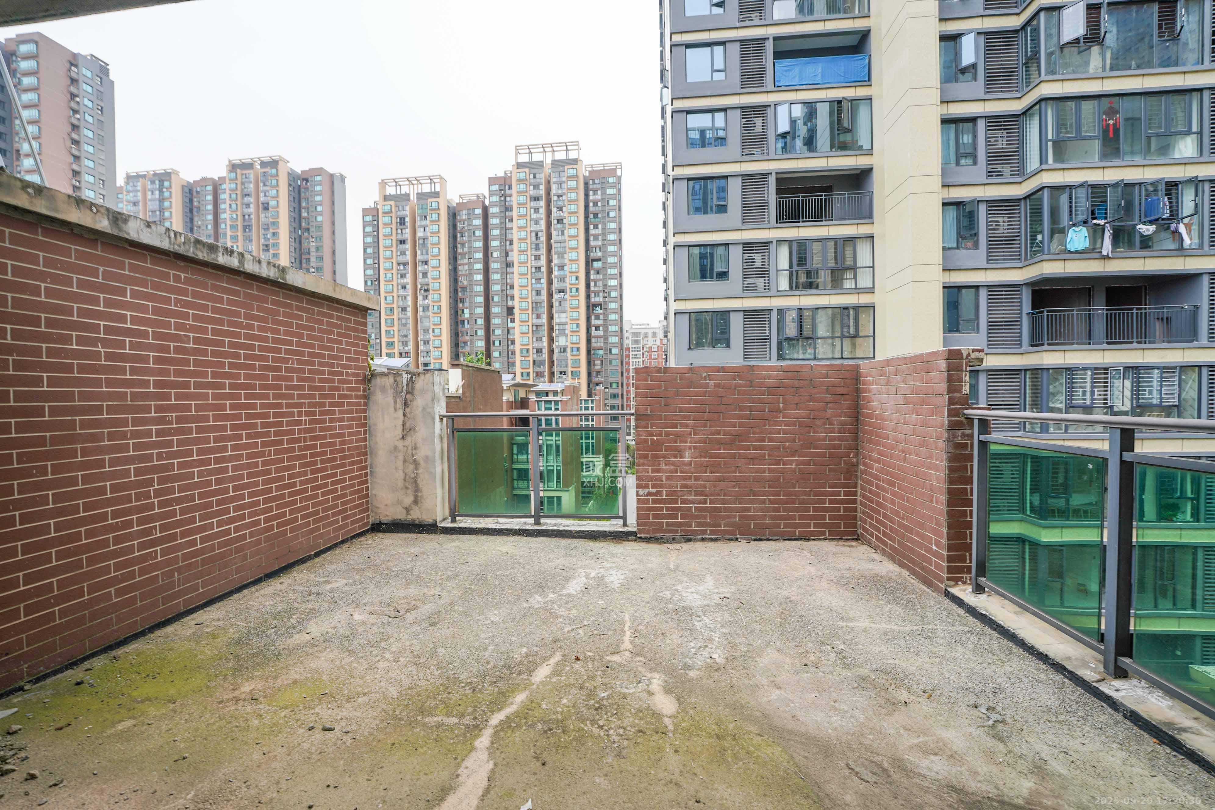 海伦堡爱ME城市 6室3厅3卫 228.0万 海伦堡爱ME城市 6室3厅3卫 228.0万阳台