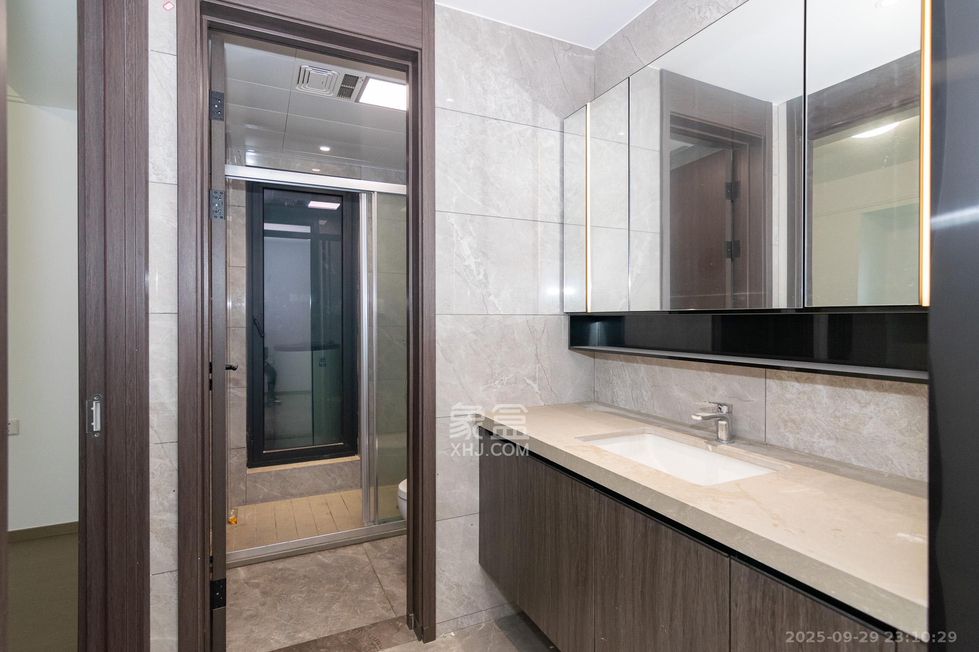 越秀湘江星汇城三期 4室2厅3卫 198.0万 越秀湘江星汇城三期 4室2厅3卫 198.0万卫生间