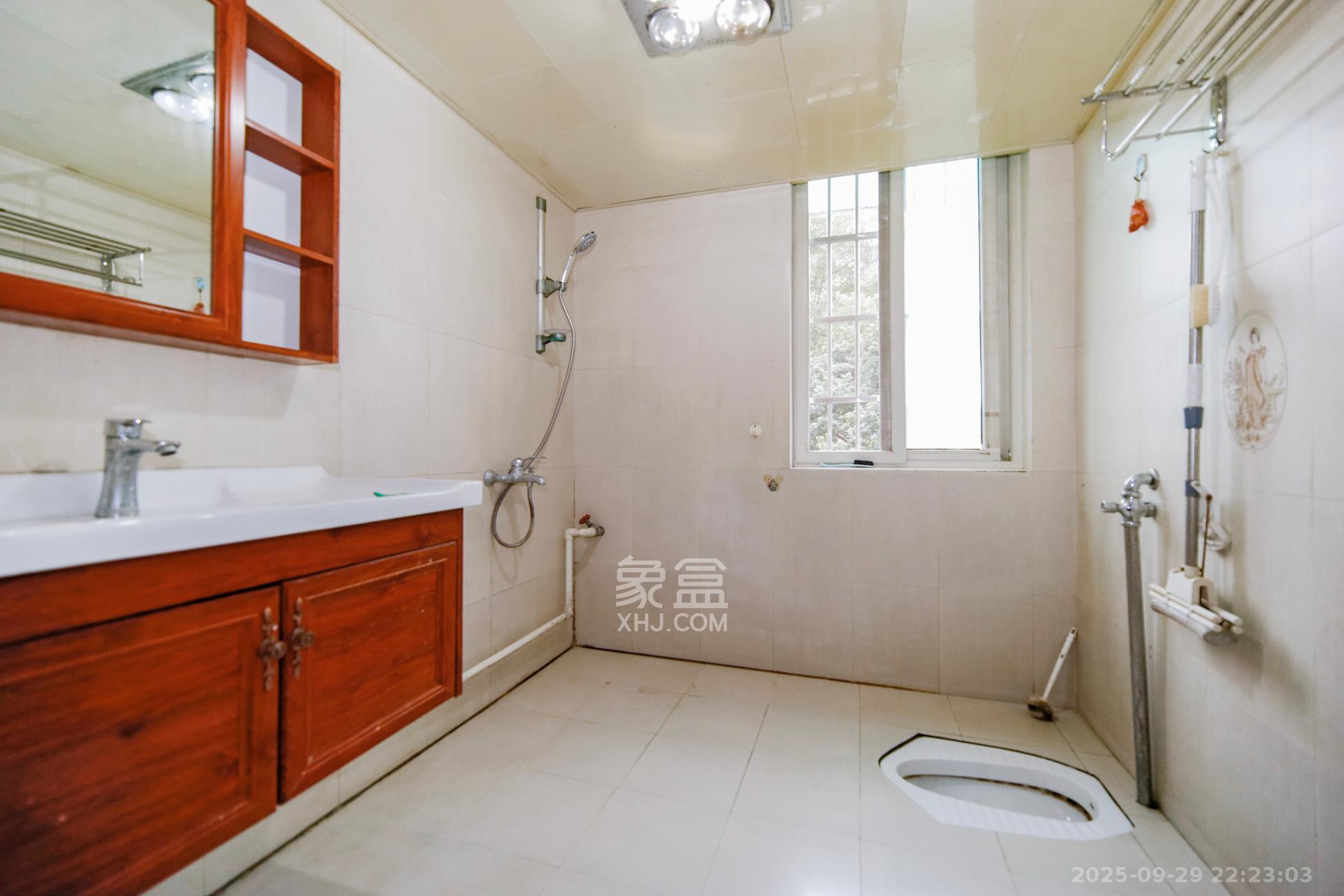 德馨园  2室2厅1卫    45.0万卫生间