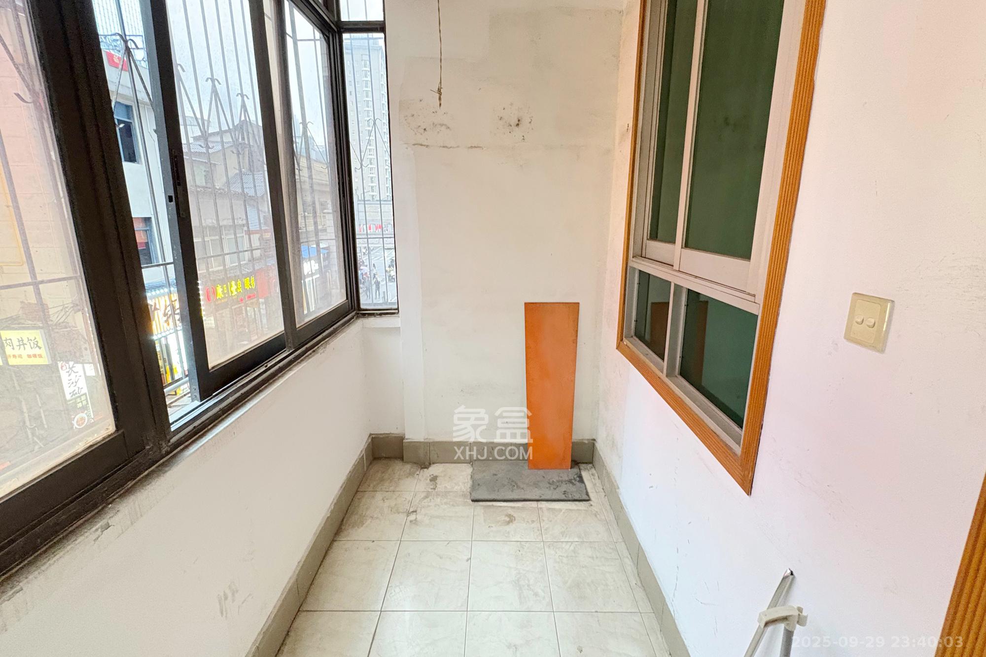 老干部大学宿舍 4室2厅1卫 110.0万 老干部大学宿舍 4室2厅1卫 110.0万阳台