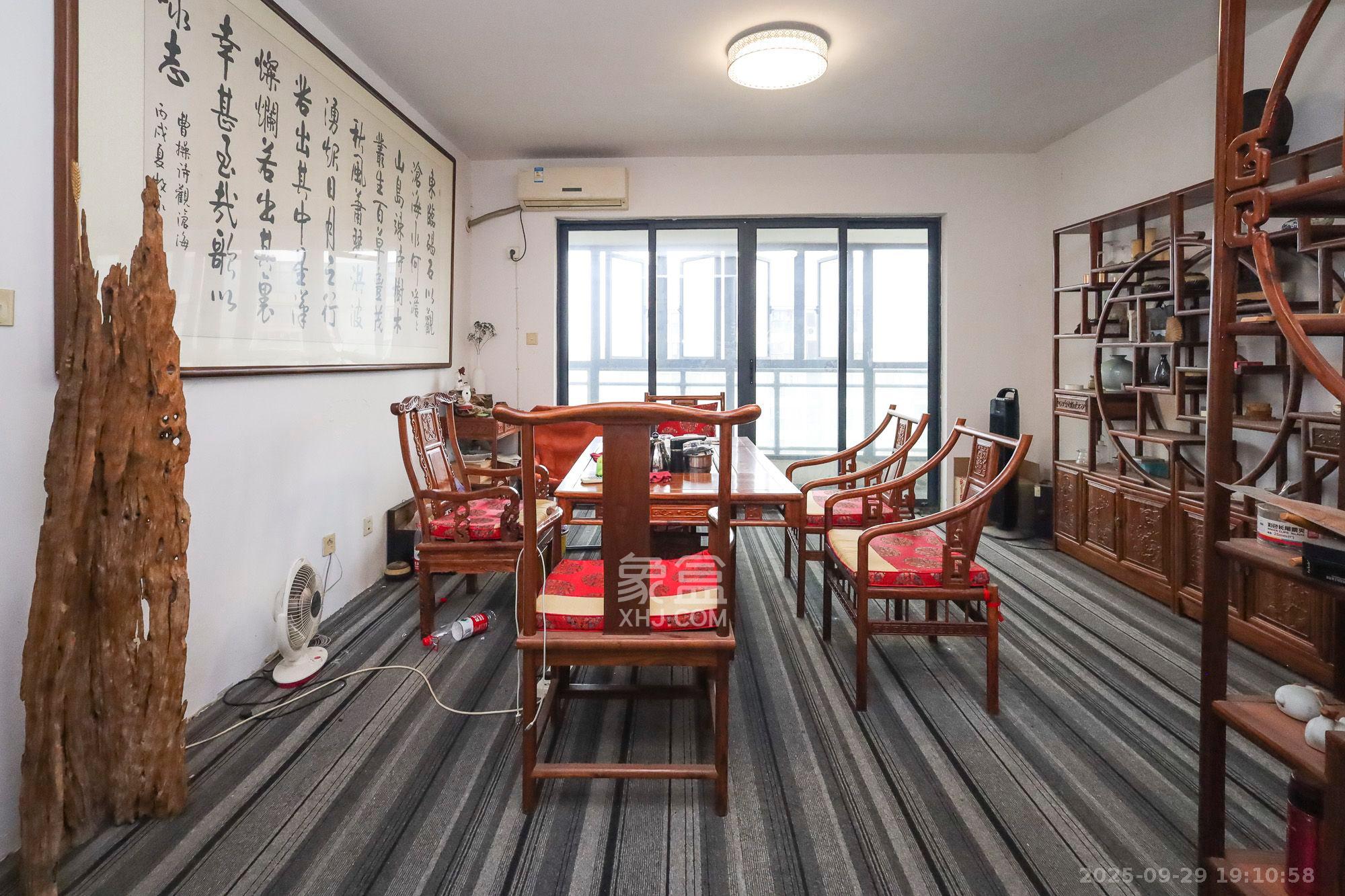 奥克斯广场  3室2厅2卫    2900.0元/月室内图