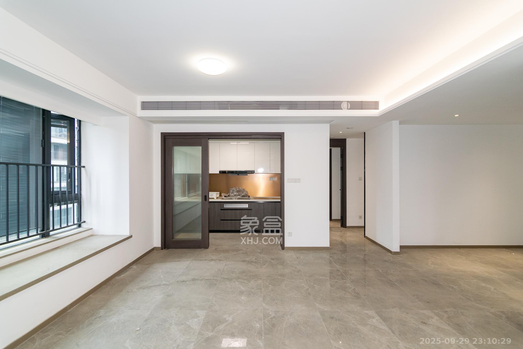 越秀湘江星汇城三期 4室2厅3卫 198.0万 越秀湘江星汇城三期 4室2厅3卫 198.0万客厅