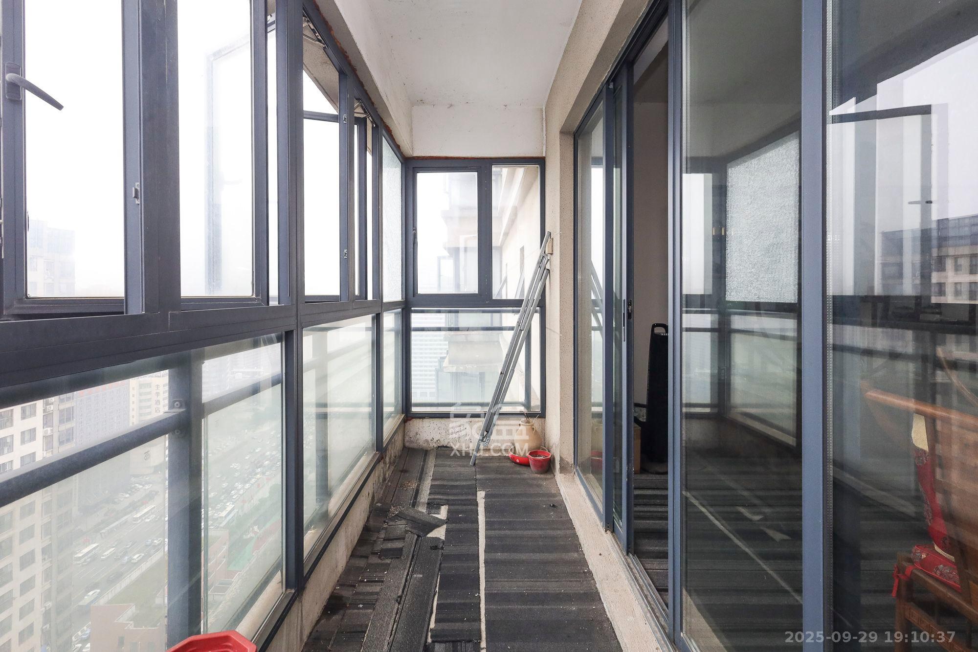 奥克斯广场  3室2厅2卫    2900.0元/月 奥克斯广场  3室2厅2卫    2900.0元/月